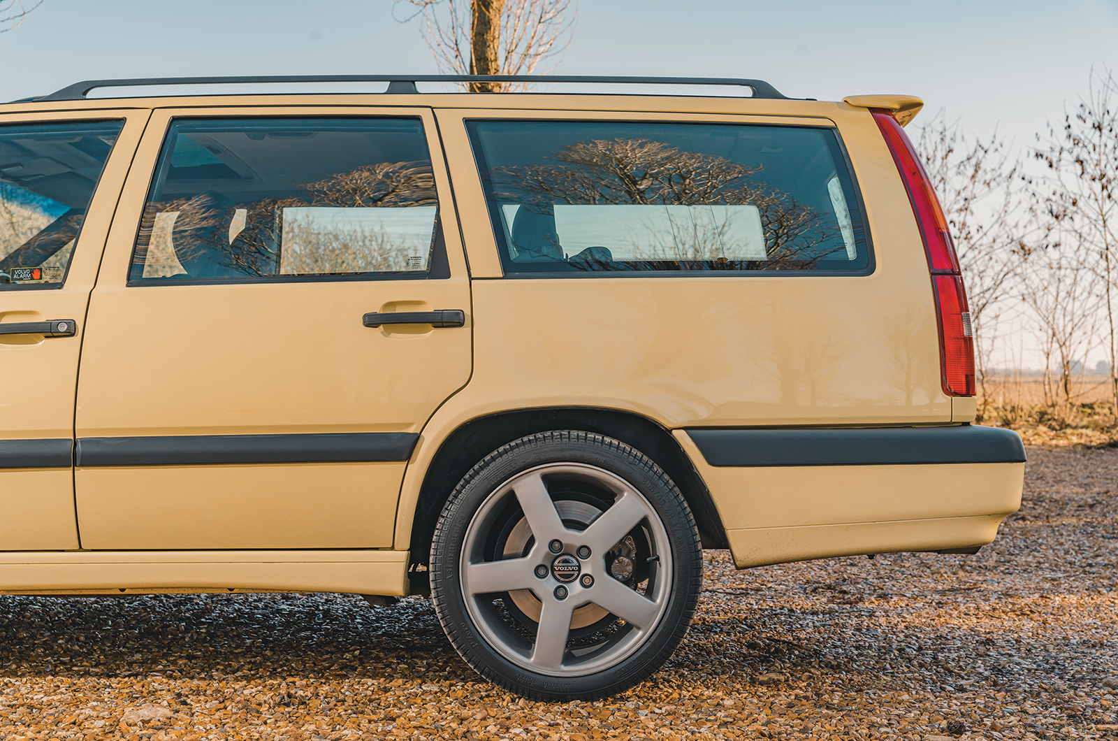 Classic & Sports Car – Audi 200 Avant quattro vs Volvo 850 T-5R: race-bred estates