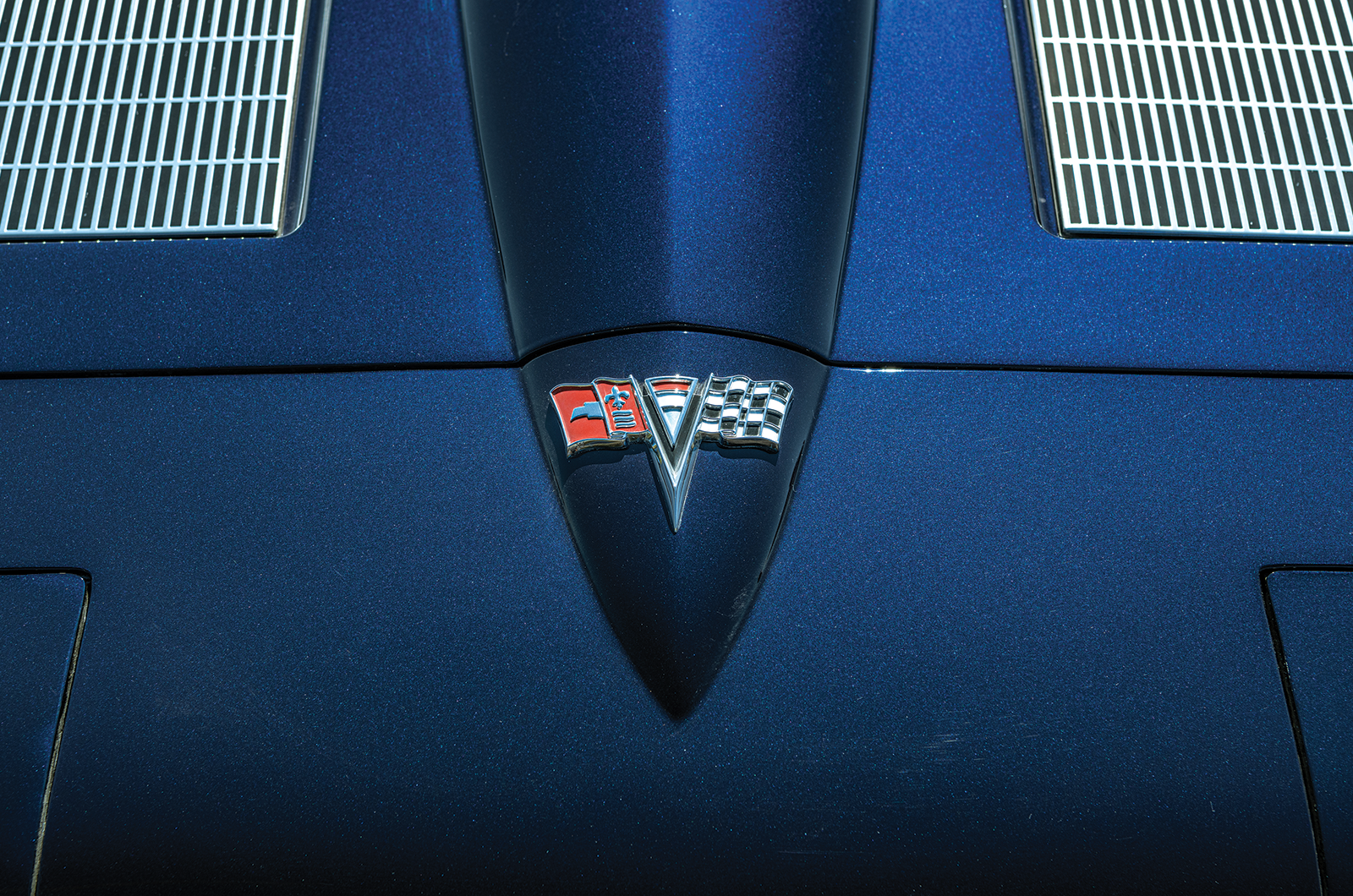 Classic & Sports Car – Chevrolet Corvette C2 Sting Ray: American beauty