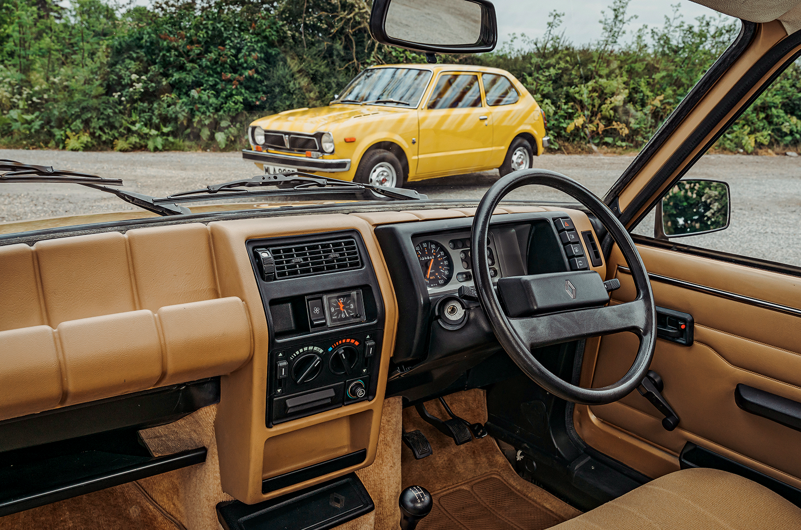 Classic & Sports Car – Renault 5 vs Honda Civic: little stars