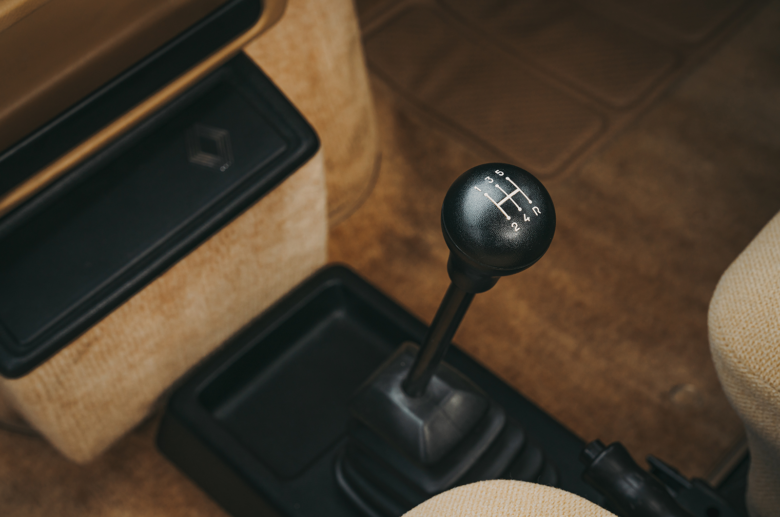 Classic & Sports Car – Renault 5 vs Honda Civic: little stars