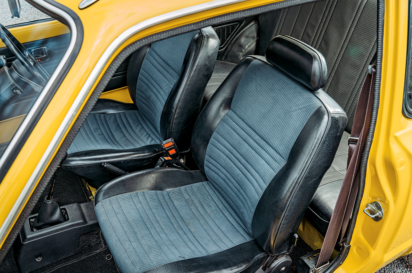 Classic & Sports Car – Renault 5 vs Honda Civic: little stars