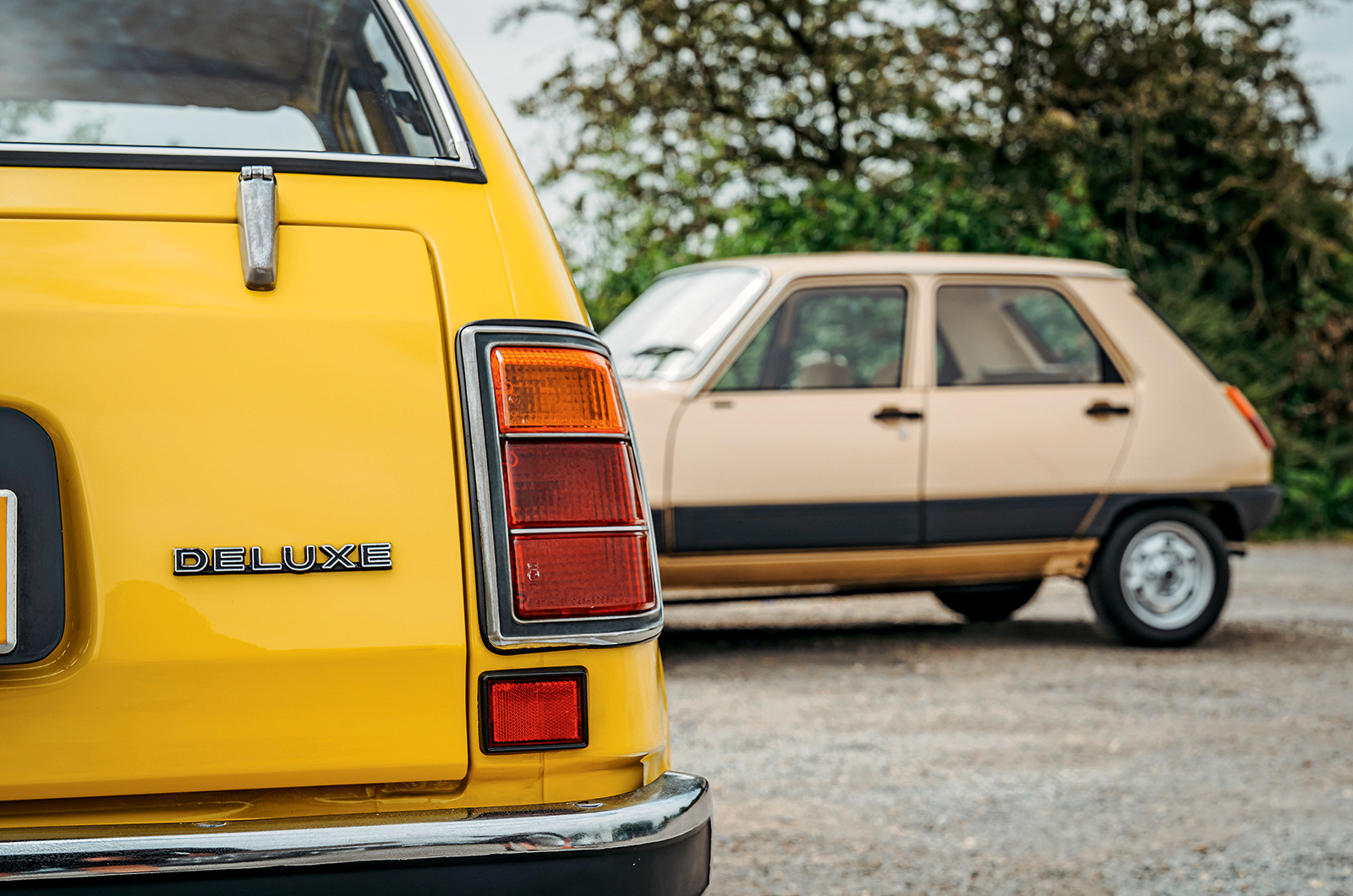 Classic & Sports Car – Renault 5 vs Honda Civic: little stars