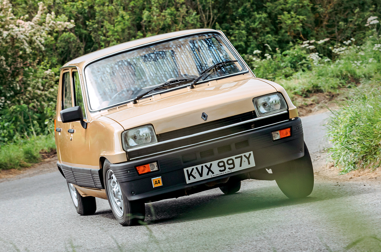 Classic & Sports Car – Renault 5 vs Honda Civic: little stars