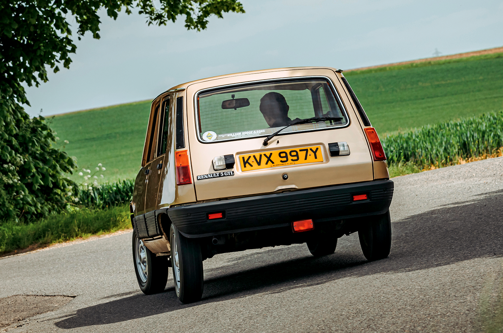 Classic & Sports Car – Renault 5 vs Honda Civic: little stars