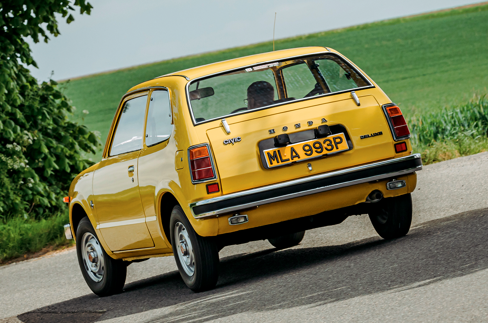 Classic & Sports Car – Renault 5 vs Honda Civic: little stars