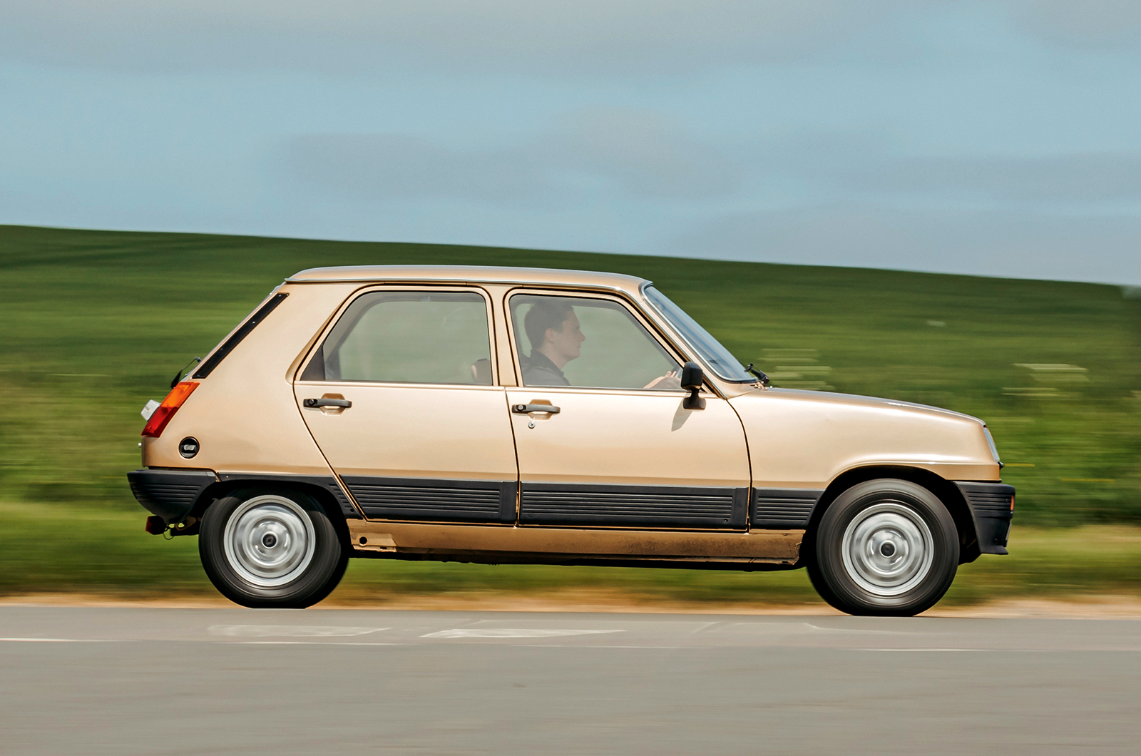 Classic & Sports Car – Renault 5 vs Honda Civic: little stars