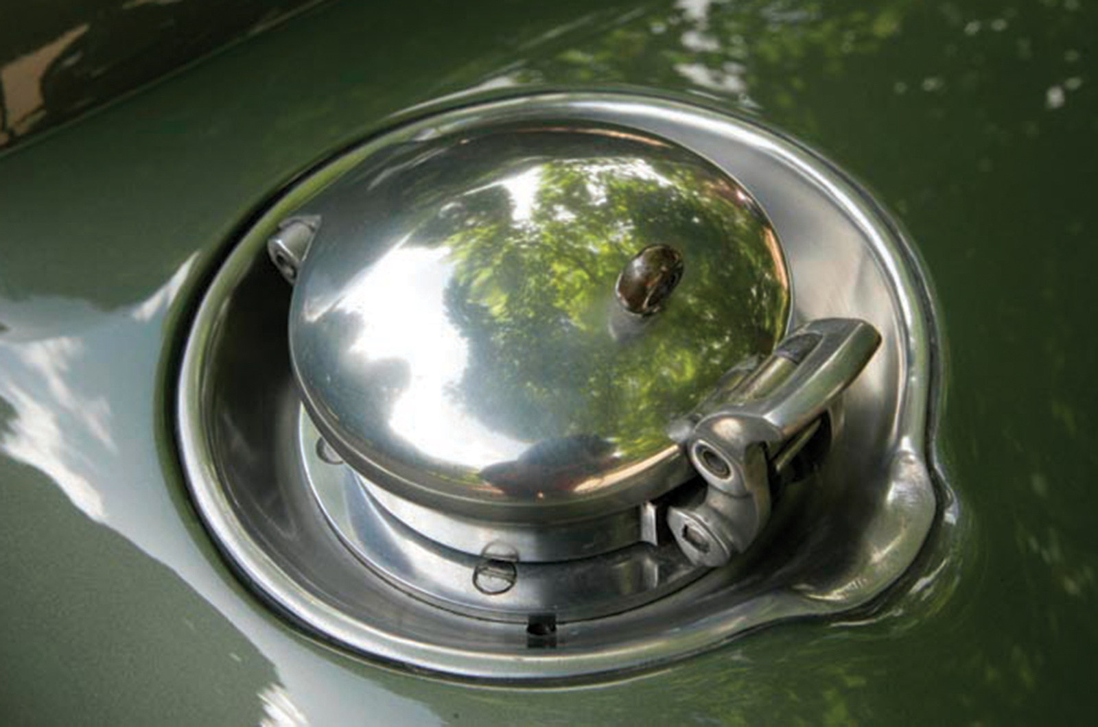 Classic & Sports Car – Jaguar XK120: is a modified XK better than the original?