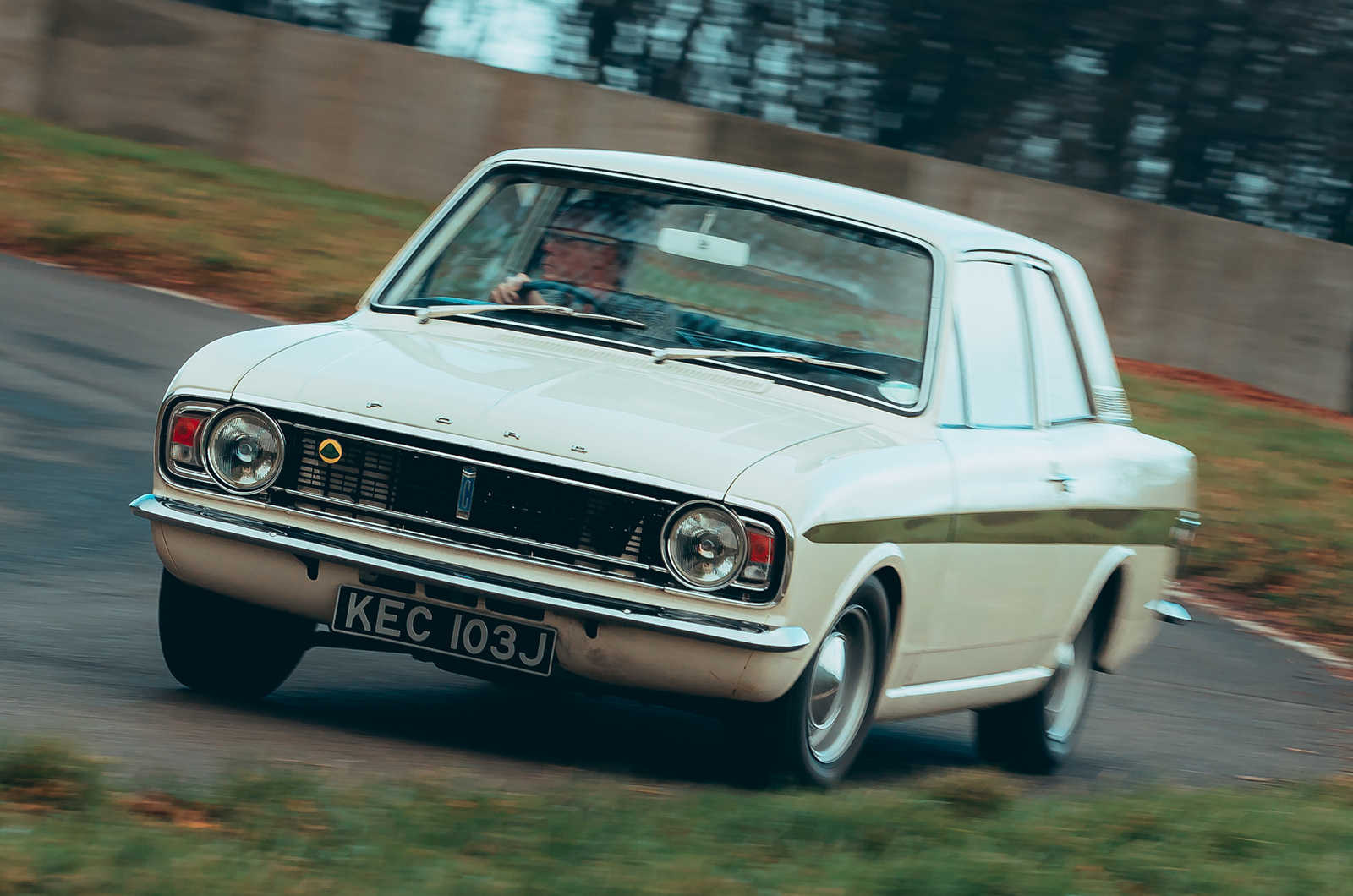 Classic & Sports Car – Ford Cortina II Lotus vs Alfa Romeo 2000 GTV: twin-cam tearaways