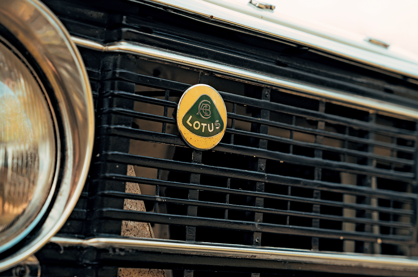 Classic & Sports Car – Ford Cortina II Lotus vs Alfa Romeo 2000 GTV: twin-cam tearaways