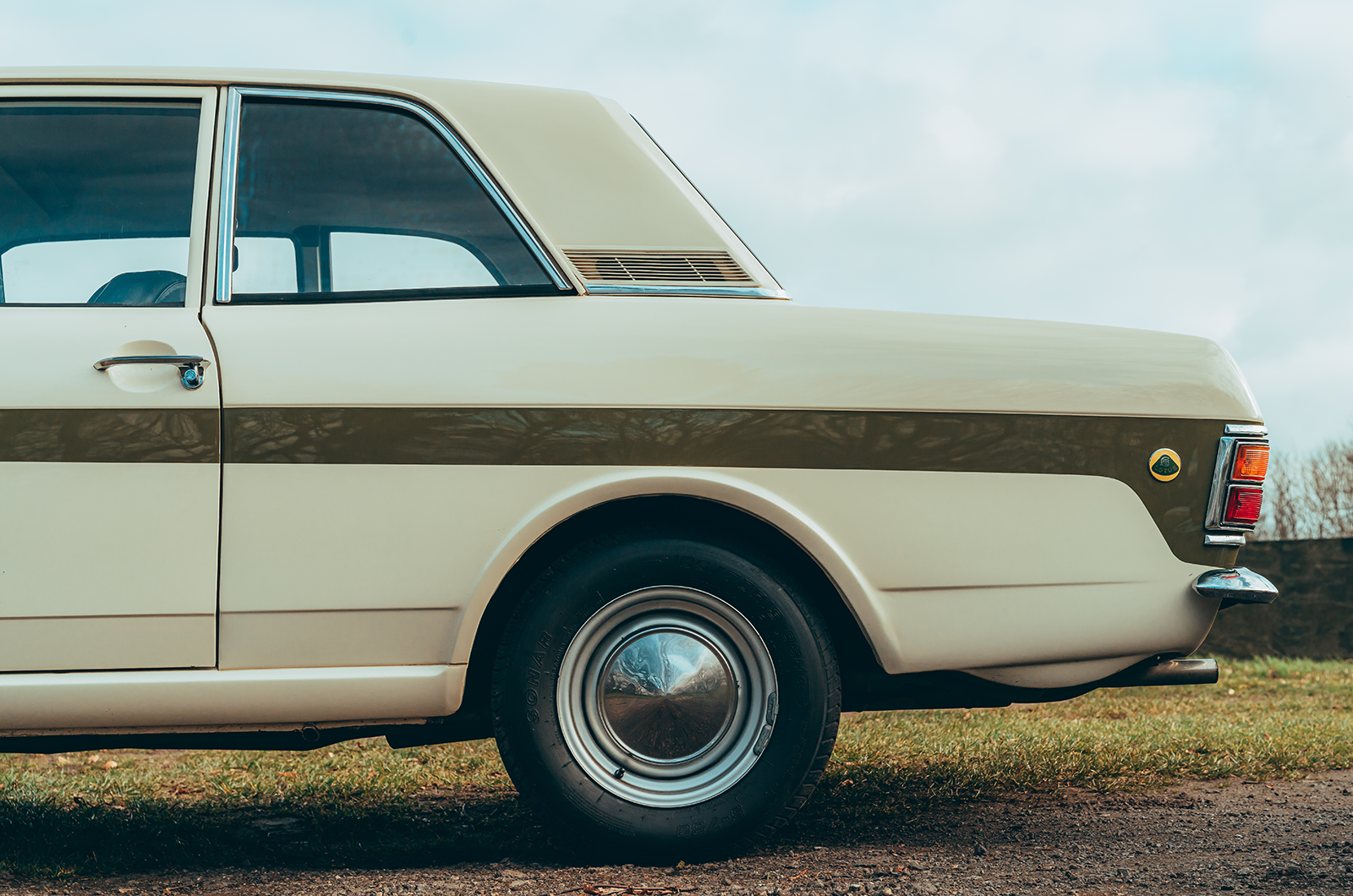 Classic & Sports Car – Ford Cortina II Lotus vs Alfa Romeo 2000 GTV: twin-cam tearaways