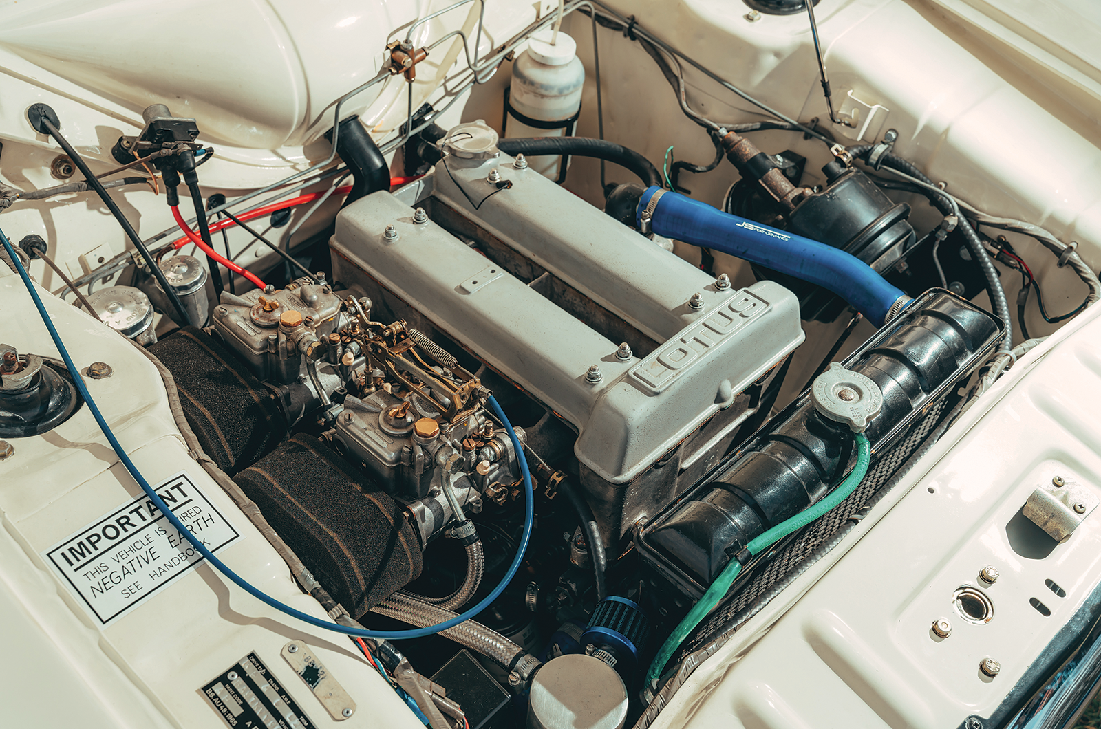 Classic & Sports Car – Ford Cortina II Lotus vs Alfa Romeo 2000 GTV: twin-cam tearaways