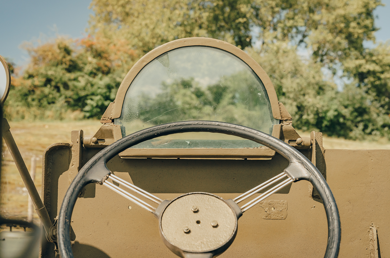 Classic & Sports Car – SAS Land-Rover vs Belgian Army Minerva: locked and loaded