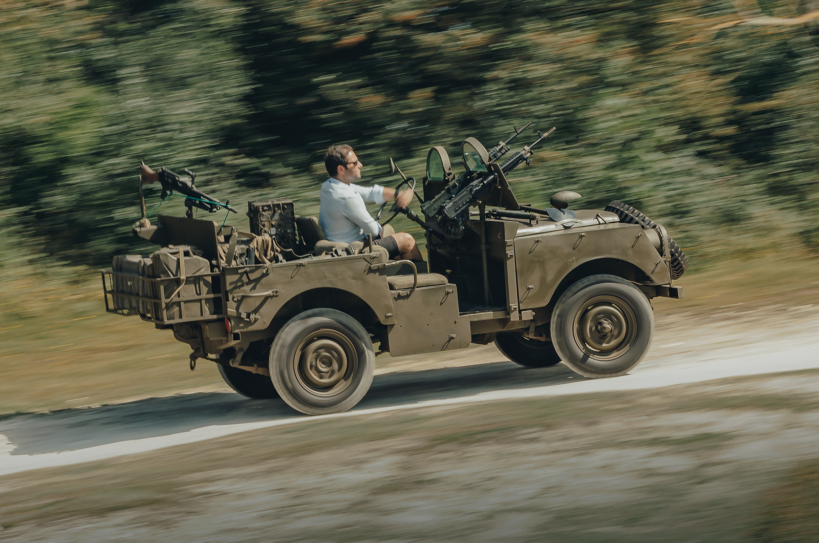 Classic & Sports Car – SAS Land-Rover vs Belgian Army Minerva: locked and loaded