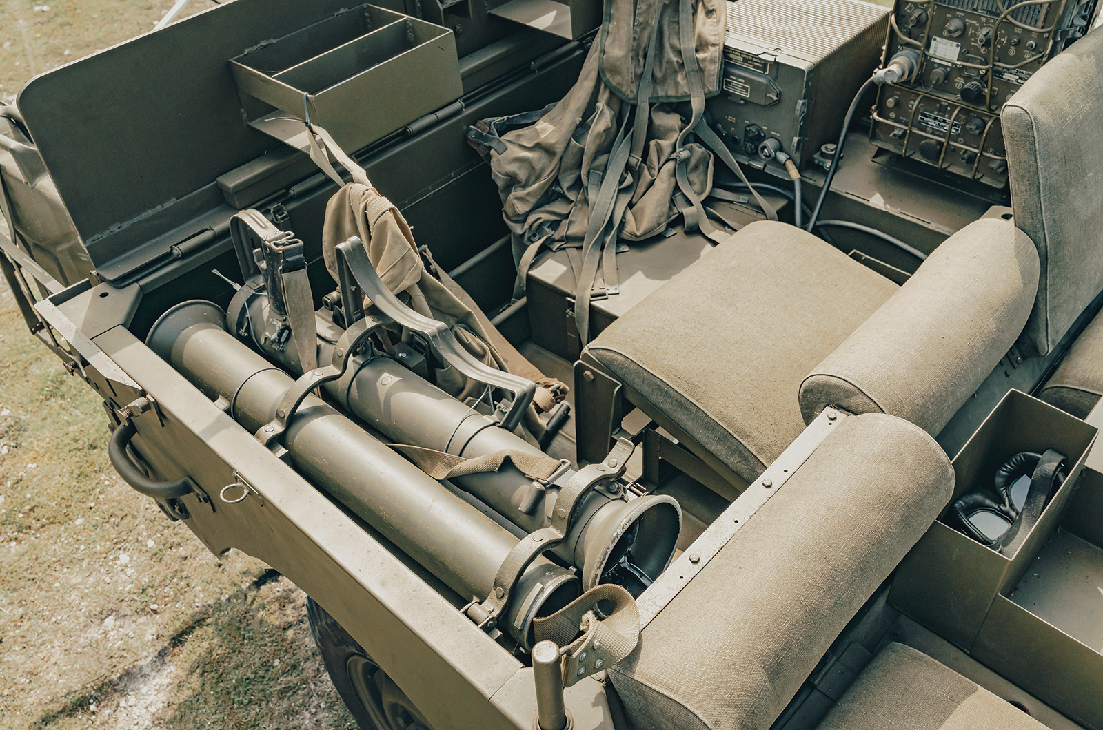 Classic & Sports Car – SAS Land-Rover vs Belgian Army Minerva: locked and loaded