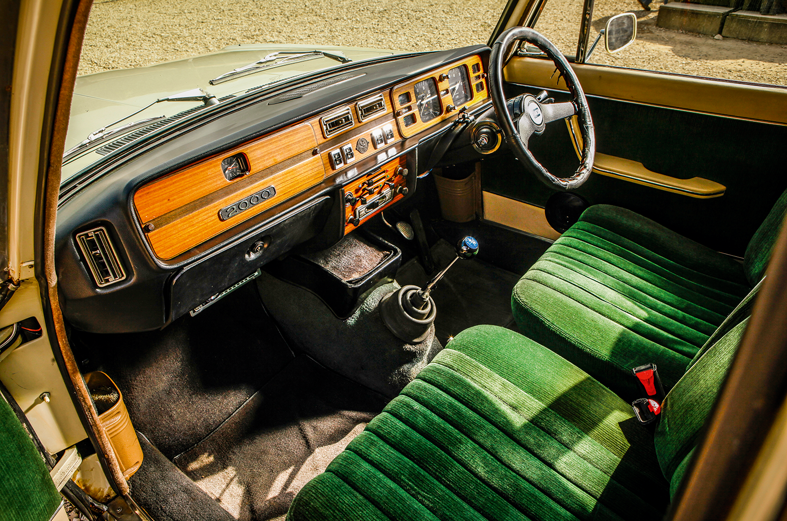 Classic & Sports Car – Triumph 2500PI vs Citroën DS23 vs Lancia 2000IE: fuel for thought