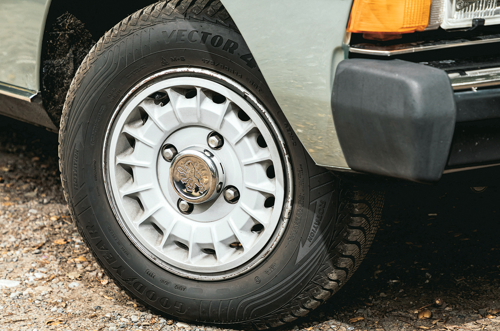 Classic & Sports Car – Daimler Sovereign vs Peugeot 604: cross-Channel showdown