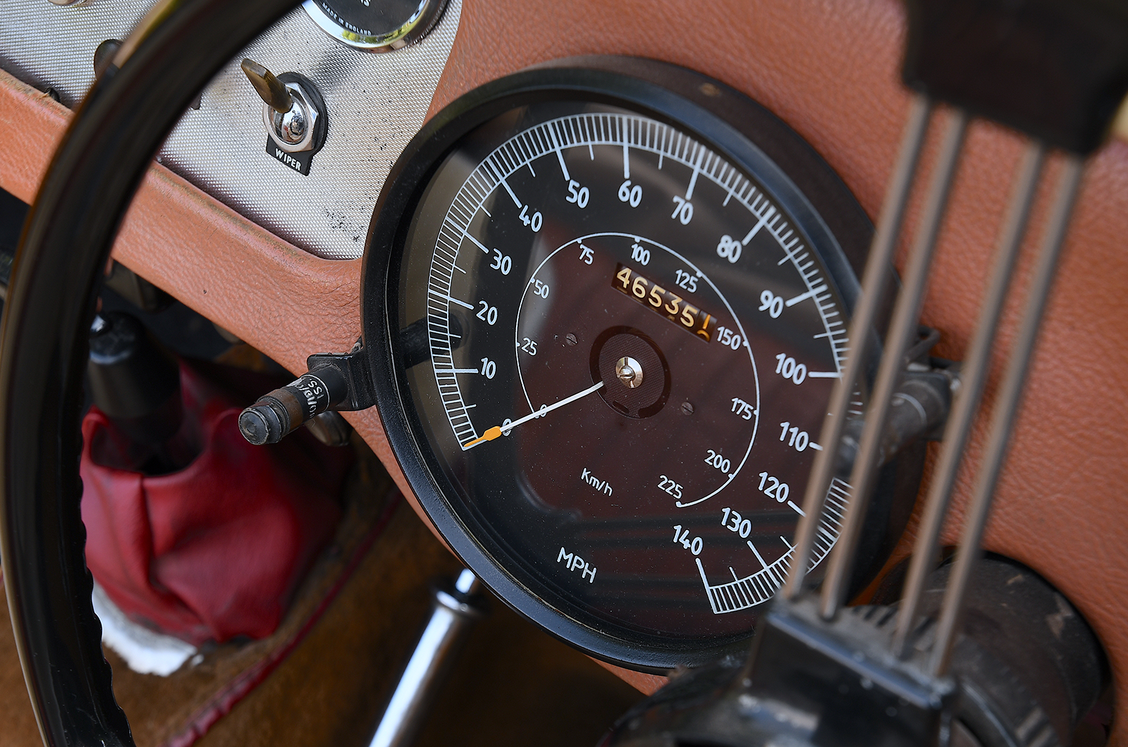 Classic & Sports Car – MGA vs Daimler SP250: high-speed policing