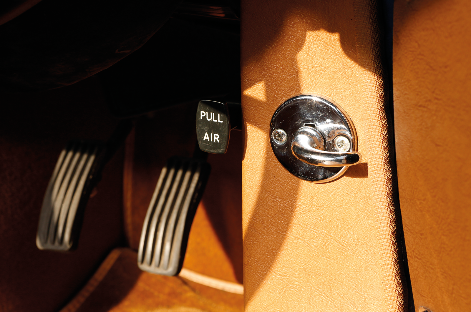 Classic & Sports Car – Jaguar E-type V12: return of the silent sports car