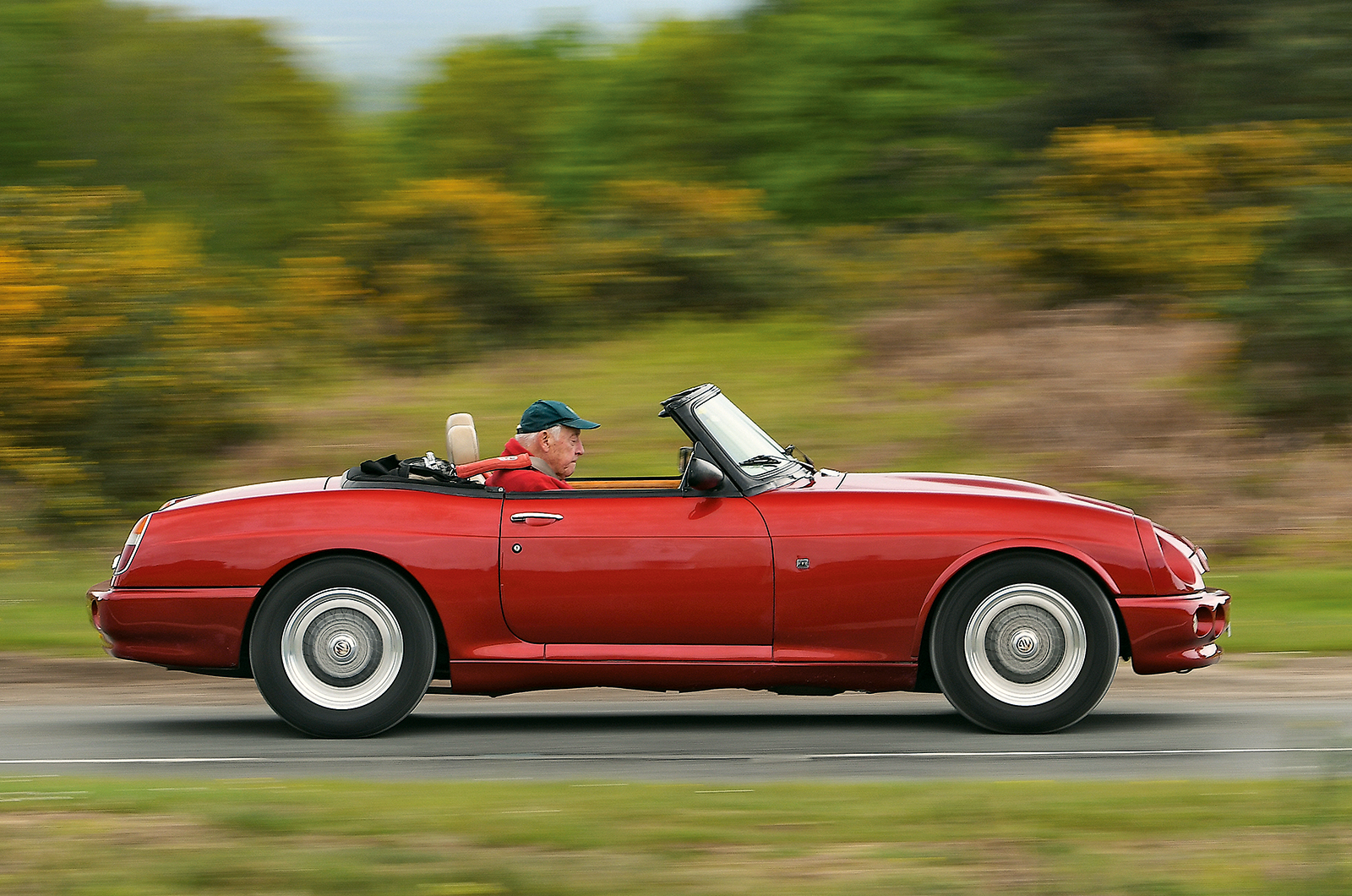 Classic & Sports Car – MG RV8 vs TVR Griffith vs Marcos Mantara: power to the people