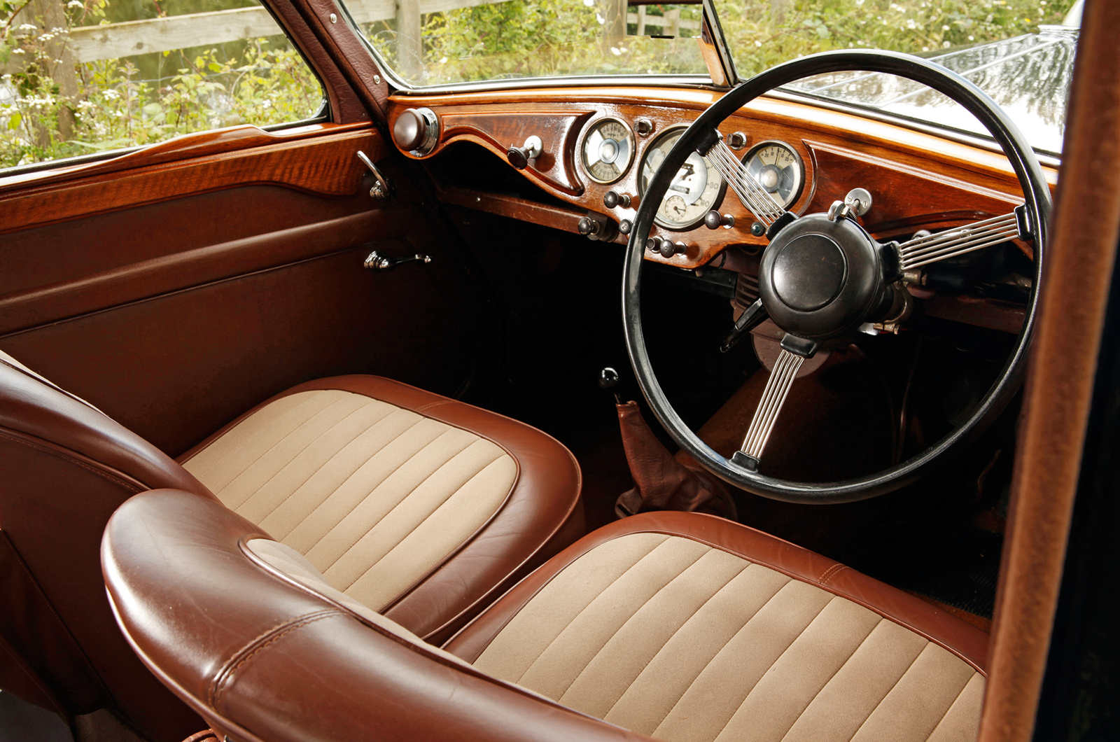 Classic & Sports Car – Riley RMA vs Jowett Javelin: 1½-litre saloon showdown