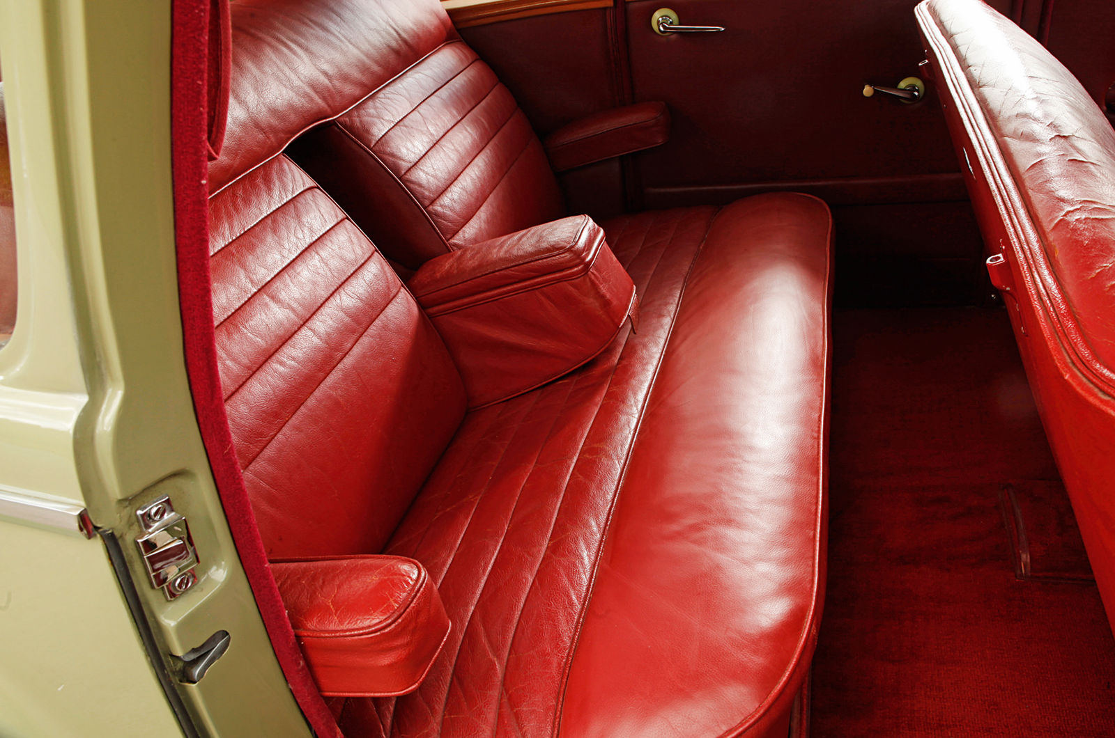 Classic & Sports Car – Riley RMA vs Jowett Javelin: 1½-litre saloon showdown