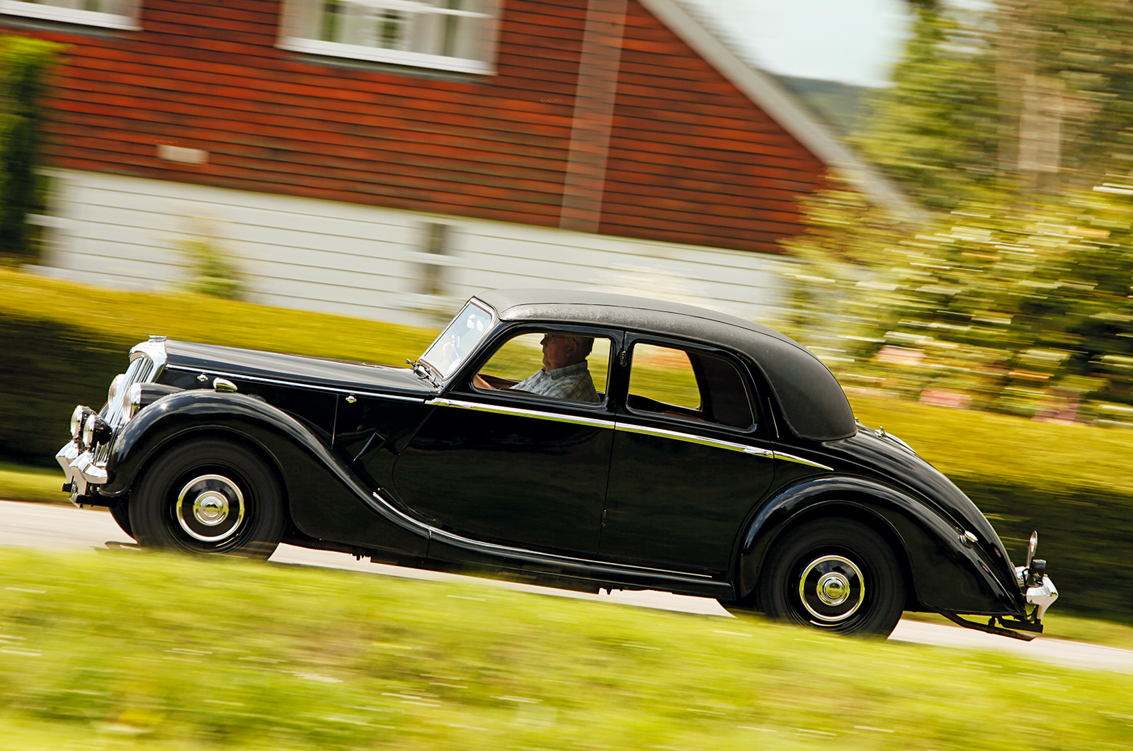 Classic & Sports Car – Riley RMA vs Jowett Javelin: 1½-litre saloon showdown