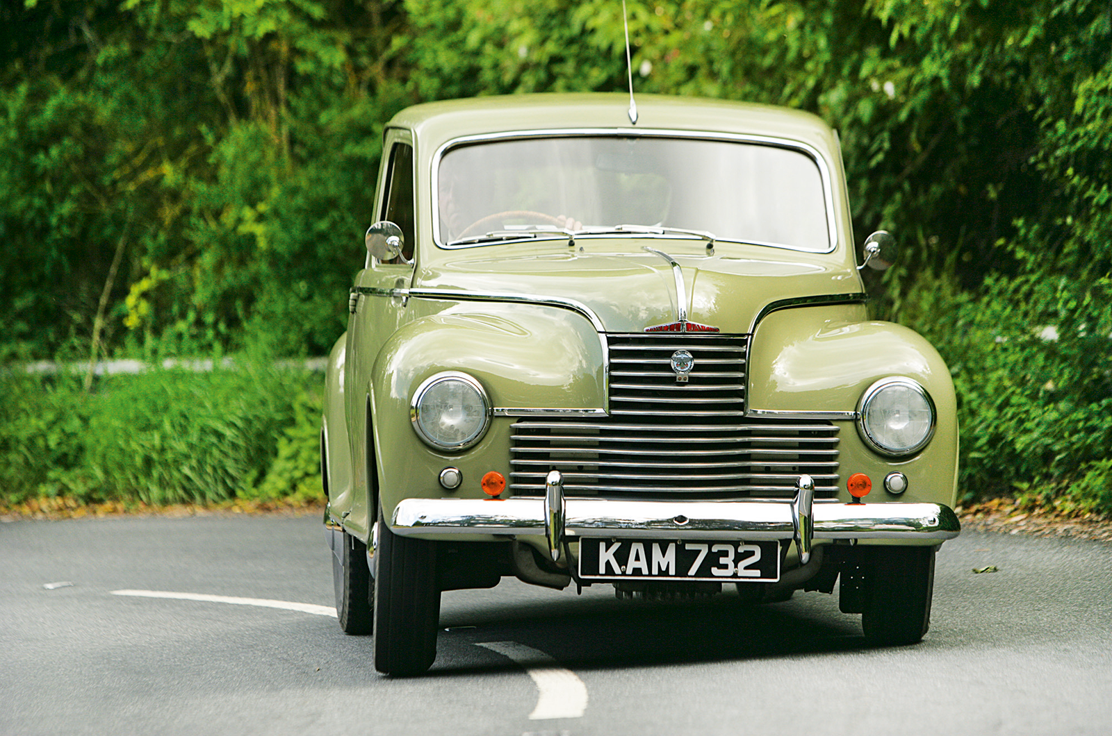 Classic & Sports Car – Riley RMA vs Jowett Javelin: 1½-litre saloon showdown
