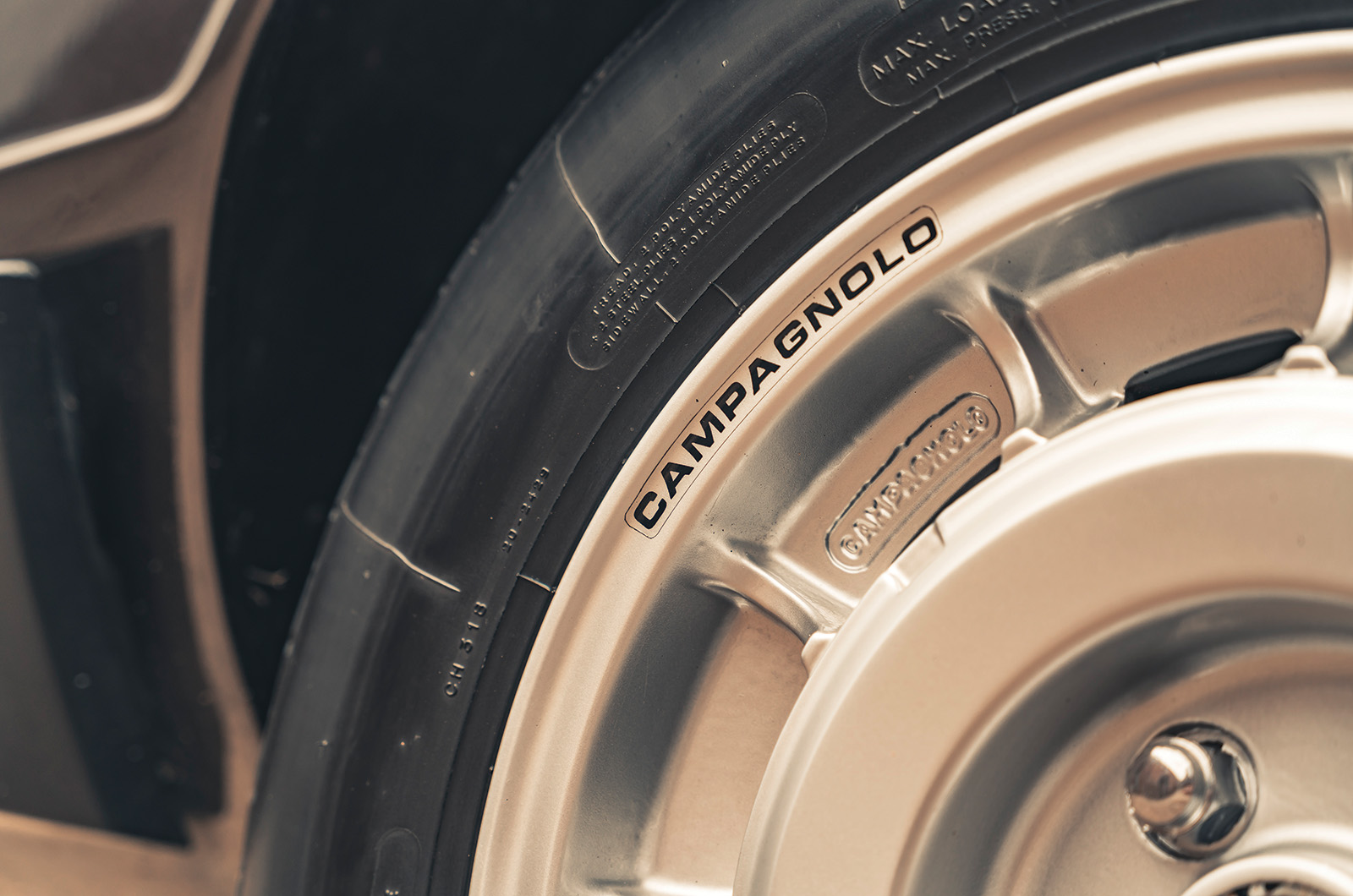 Classic & Sports Car – Maserati Kyalami vs De Tomaso Longchamp: the same, but different