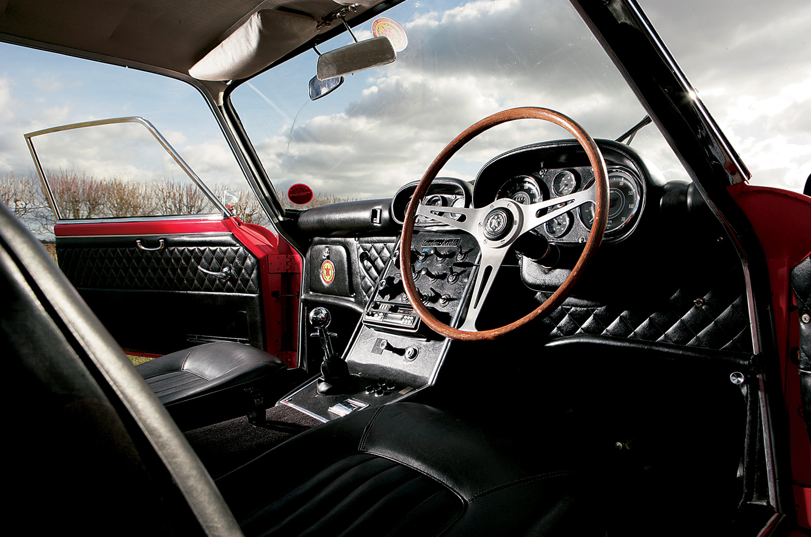 Classic & Sports Car – Aston Martin DBS V8 vs Jensen Interceptor SP vs Gordon-Keeble GK1: ’60s GT showdown