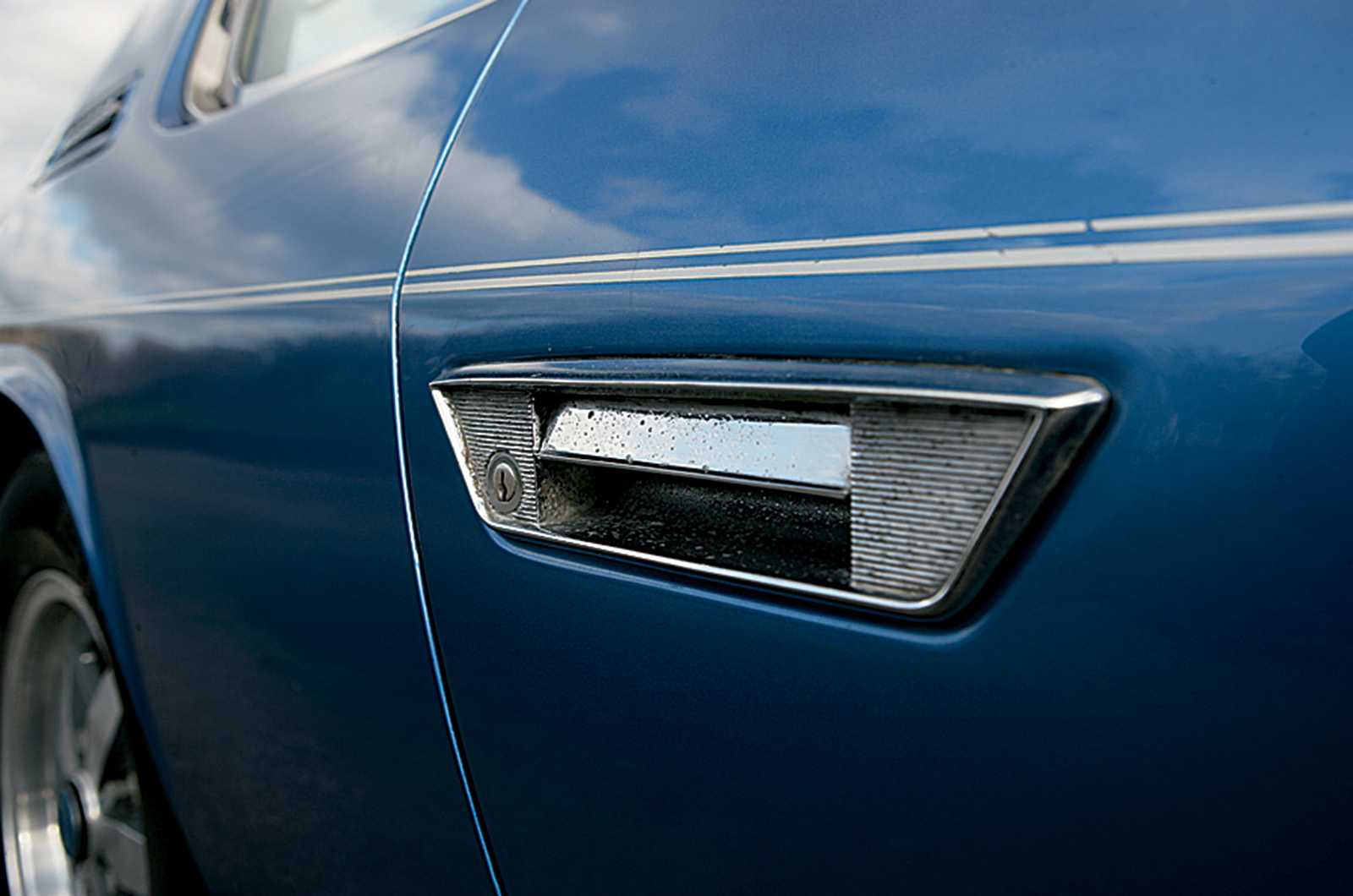 Classic & Sports Car – Aston Martin DBS V8 vs Jensen Interceptor SP vs Gordon-Keeble GK1: ’60s GT showdown