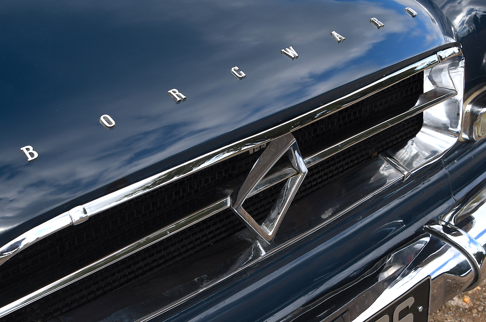 Classic & Sports Car – BMW 2600L vs Borgward P100: Munich meets Bremen