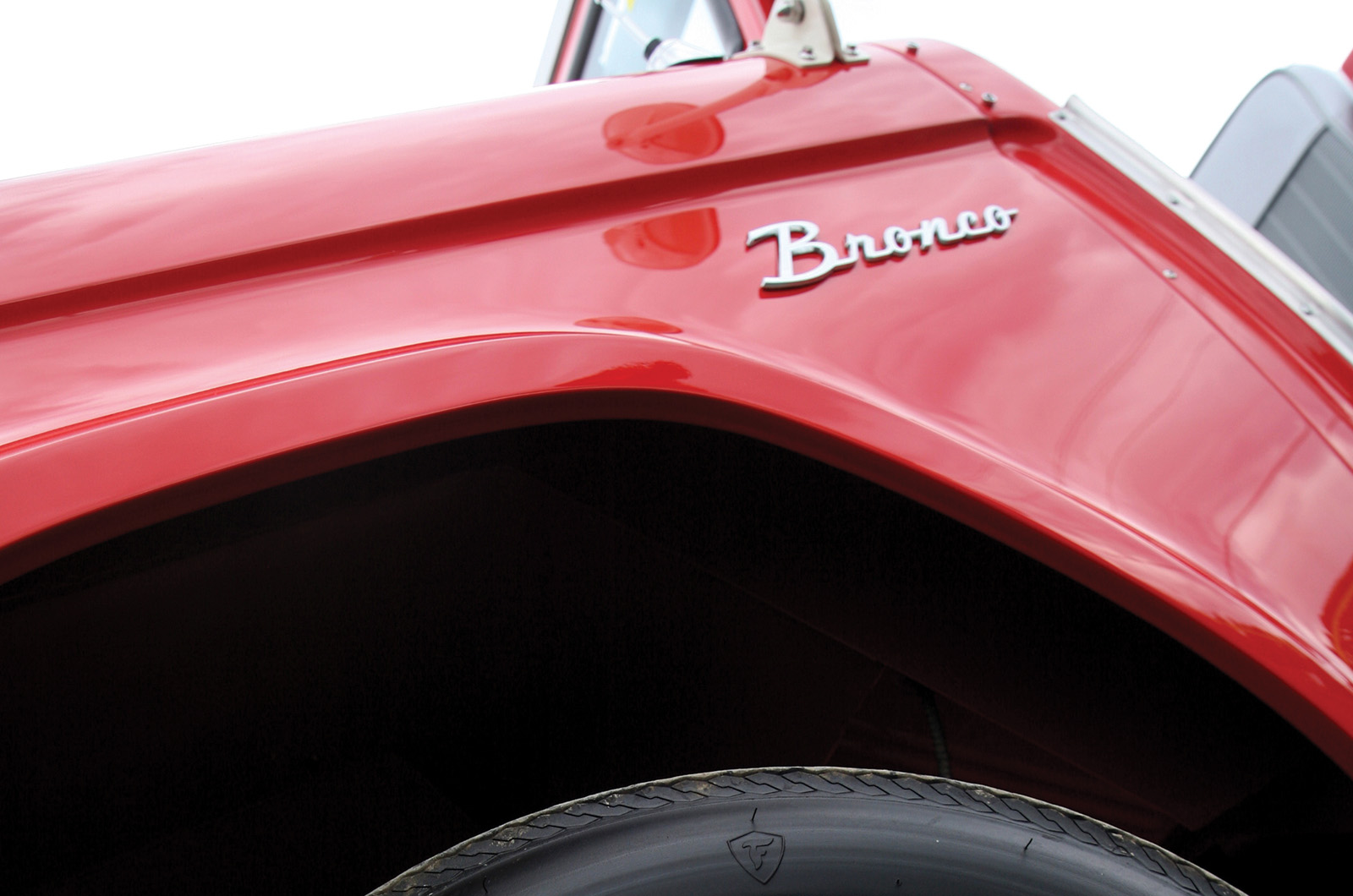 Classic & Sports Car – Ford Bronco family: wild horses