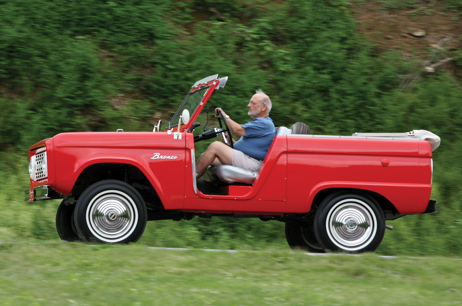 Classic & Sports Car – Ford Bronco family: wild horses