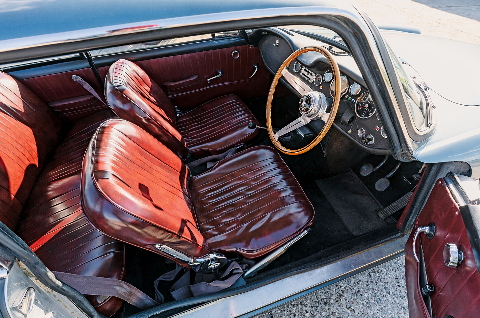 Classic & Sports Car – Triumph Italia 2000 vs Sunbeam Venezia: Latin lessons