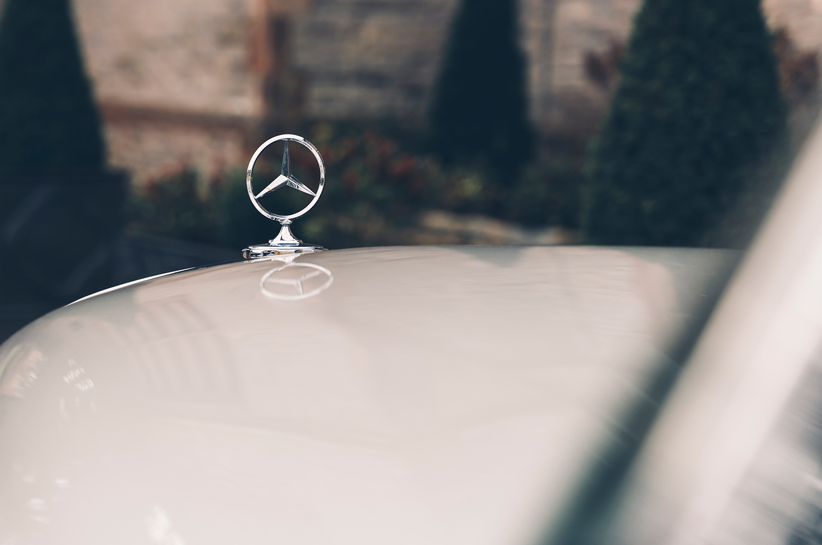 Classic & Sports Car – Mercedes-Benz 220SEb Cabriolet vs 280SE 3.5 Cabriolet: half-price glamour