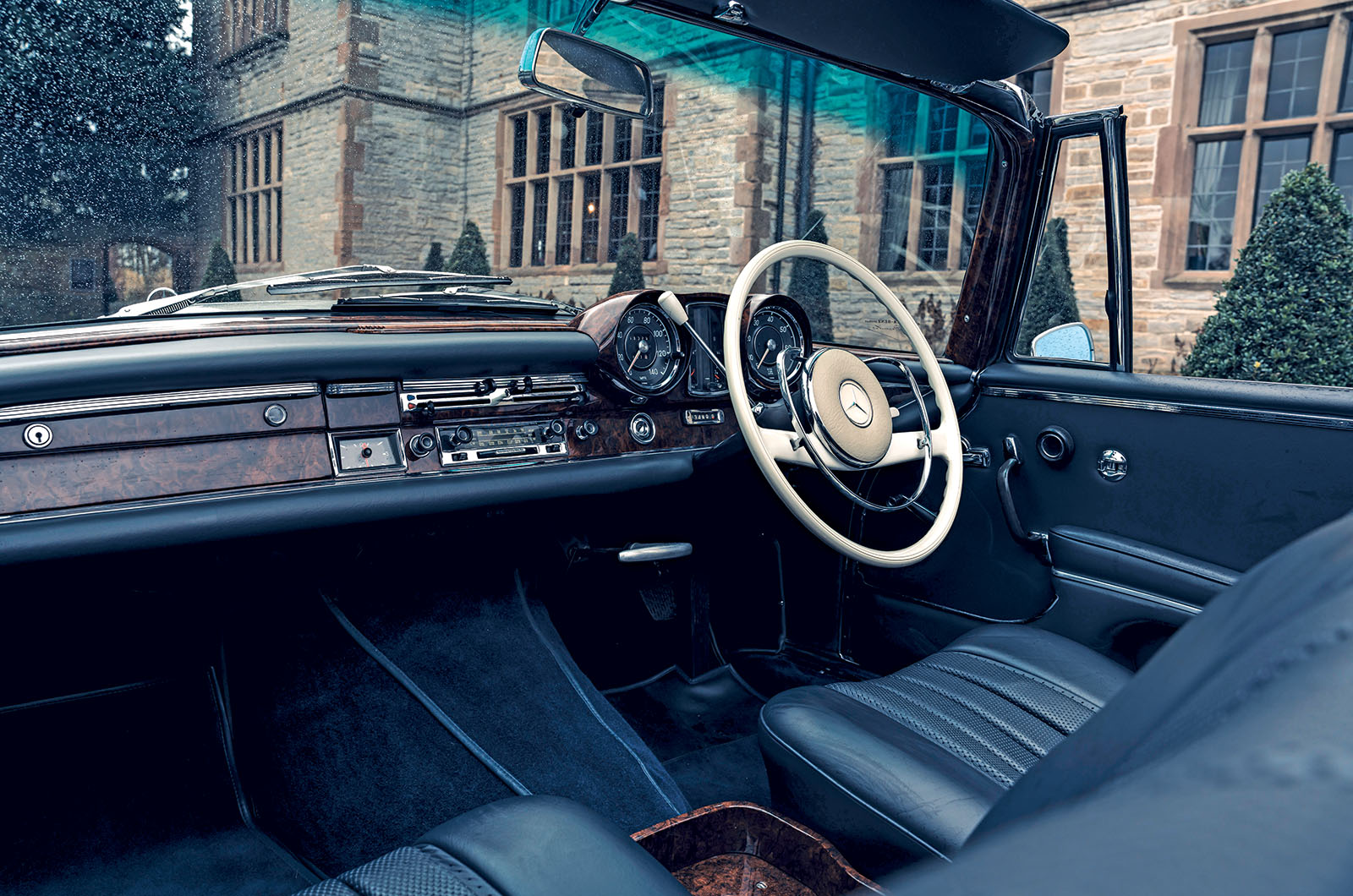 Classic & Sports Car – Mercedes-Benz 220SEb Cabriolet vs 280SE 3.5 Cabriolet: half-price glamour