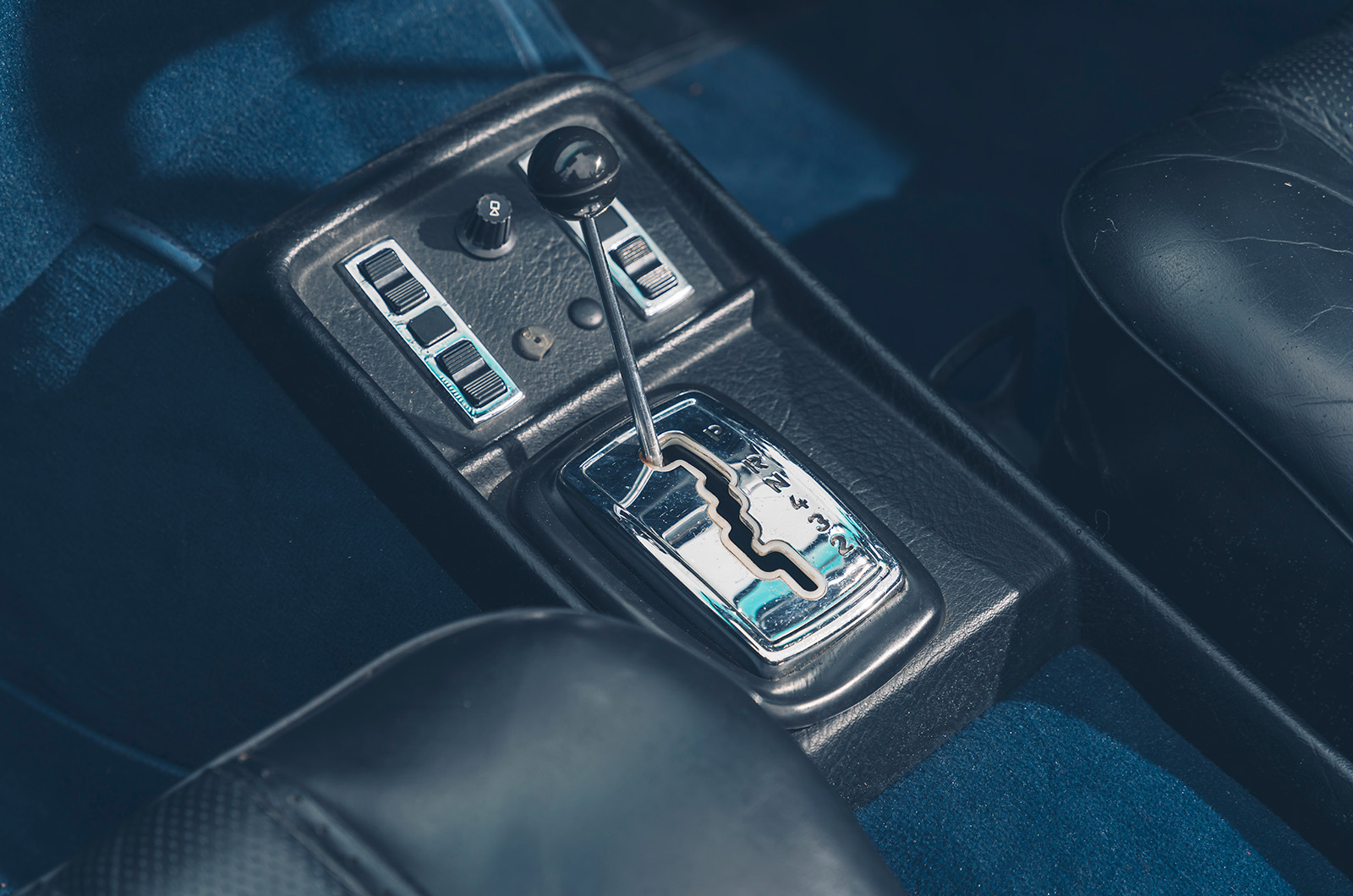 Classic & Sports Car – Mercedes-Benz 220SEb Cabriolet vs 280SE 3.5 Cabriolet: half-price glamour