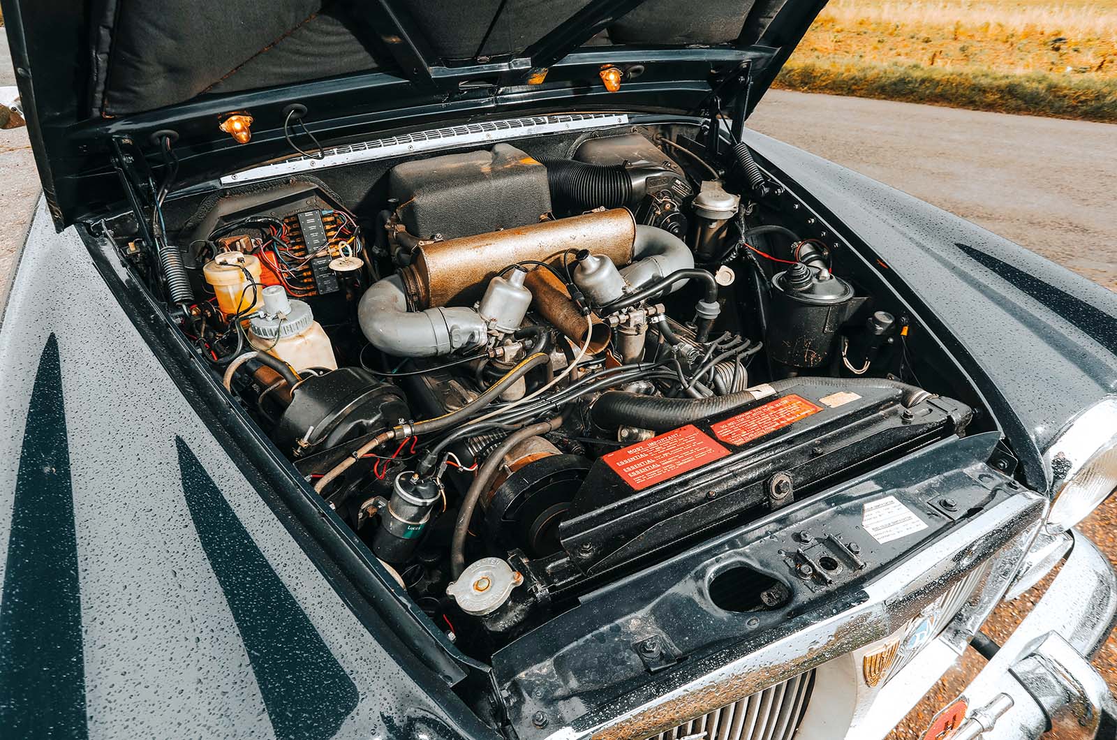 Classic & Sports Car – Jaguar XJ6 2.8 vs Rover 3.5 Litre Coupé: changing of the guard