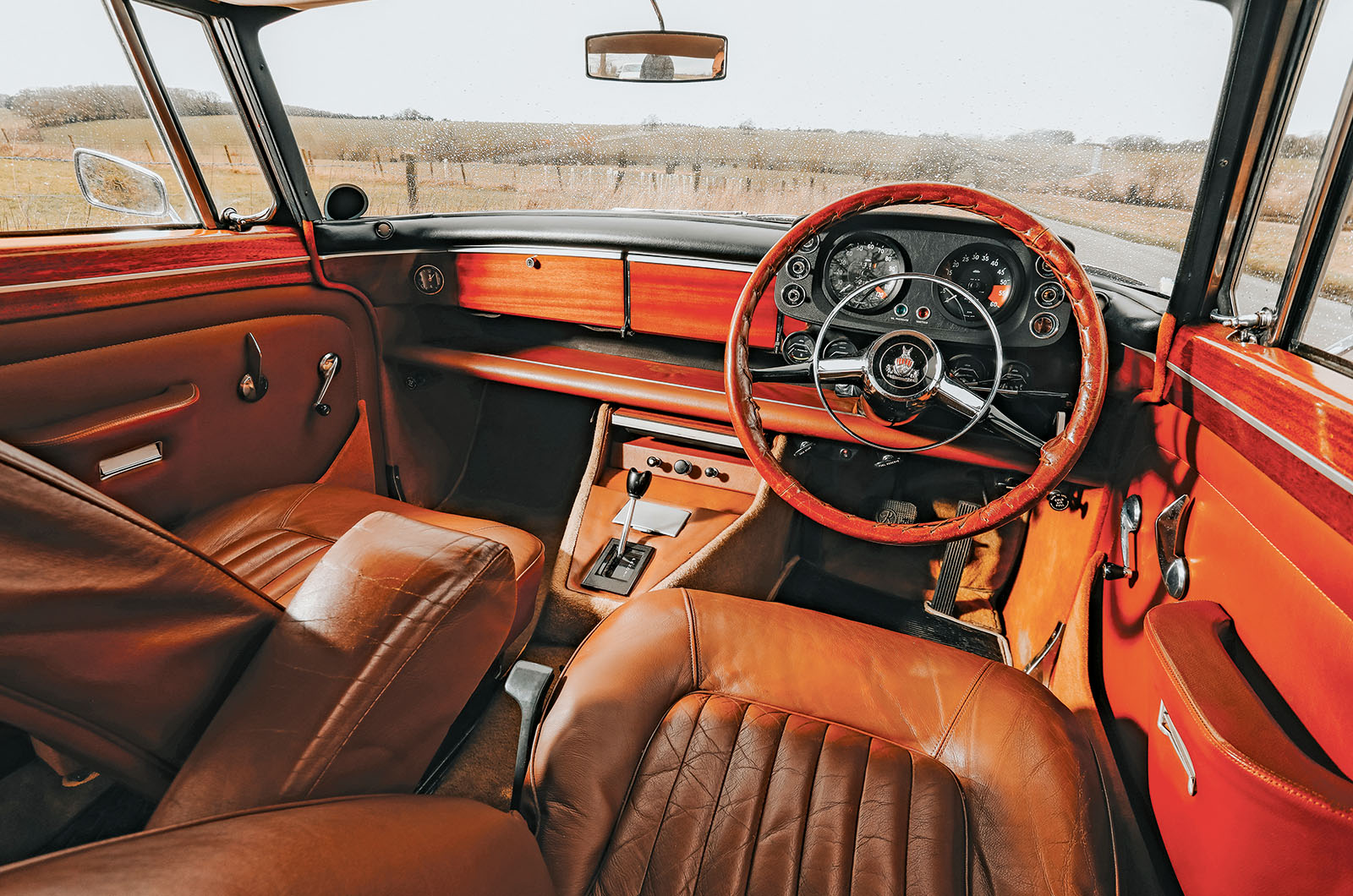 Classic & Sports Car – Jaguar XJ6 2.8 vs Rover 3.5 Litre Coupé: changing of the guard