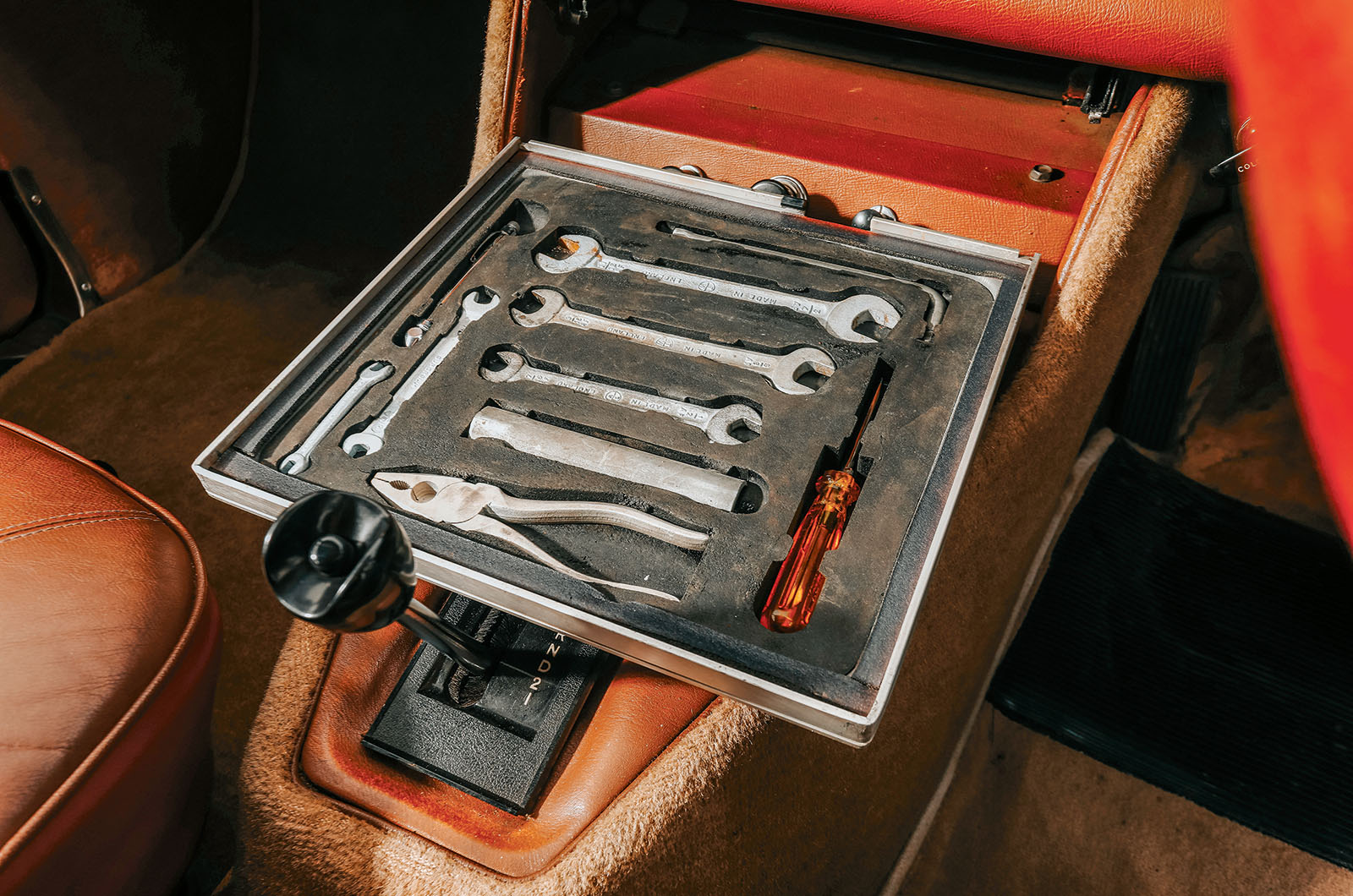 Classic & Sports Car – Jaguar XJ6 2.8 vs Rover 3.5 Litre Coupé: changing of the guard