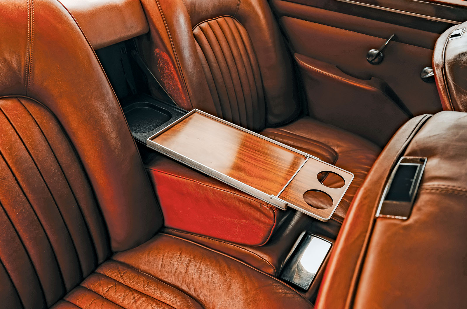 Classic & Sports Car – Jaguar XJ6 2.8 vs Rover 3.5 Litre Coupé: changing of the guard