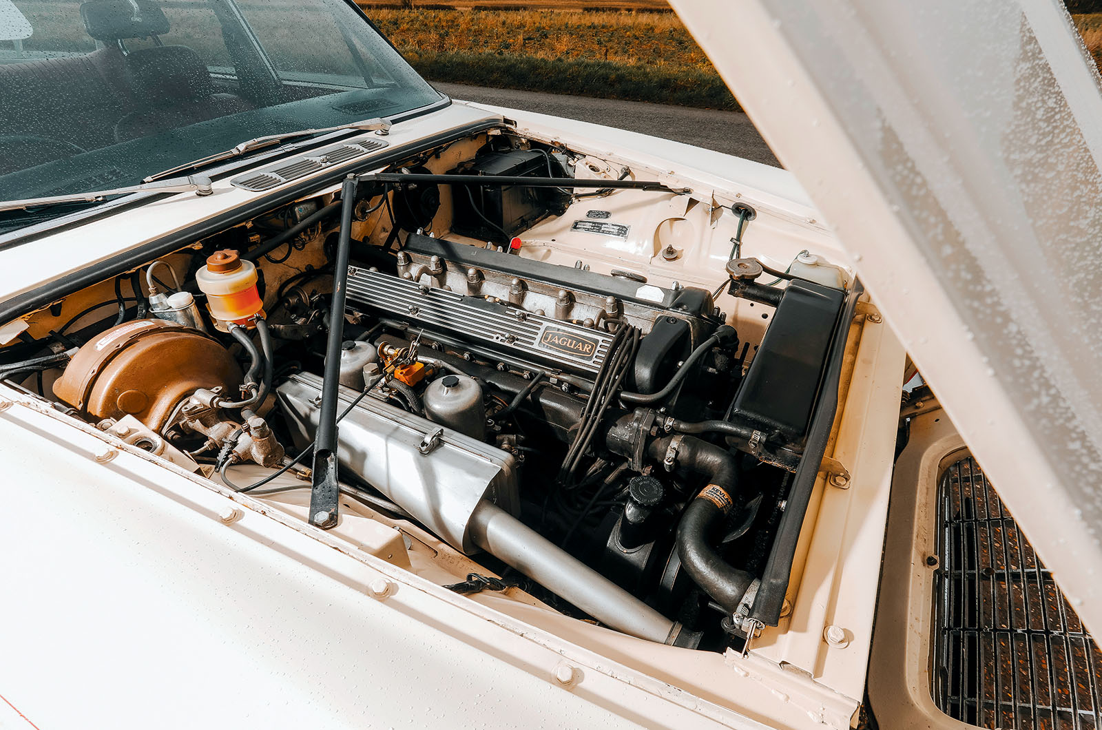 Classic & Sports Car – Jaguar XJ6 2.8 vs Rover 3.5 Litre Coupé: changing of the guard