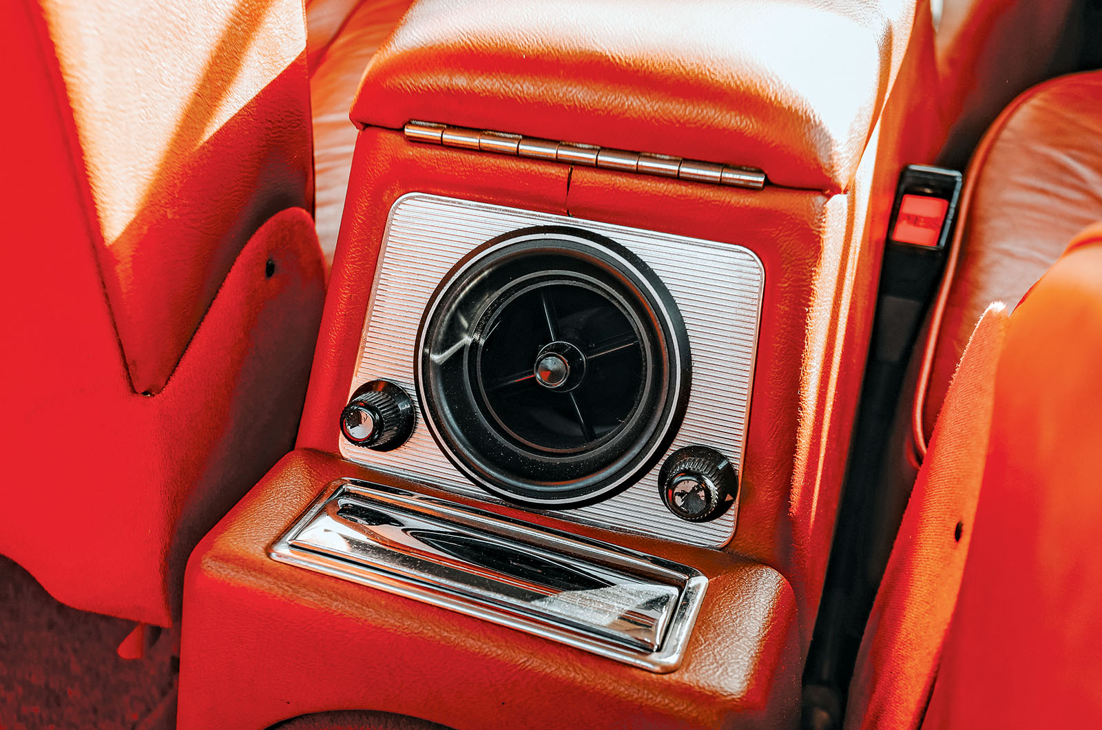 Classic & Sports Car – Jaguar XJ6 2.8 vs Rover 3.5 Litre Coupé: changing of the guard