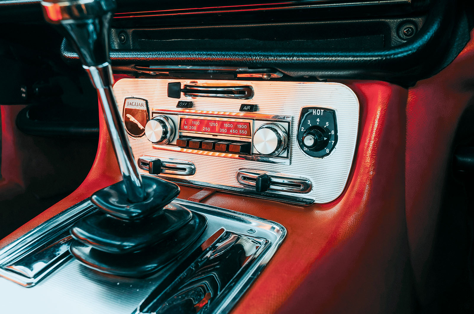 Classic & Sports Car – Jaguar XJ6 2.8 vs Rover 3.5 Litre Coupé: changing of the guard