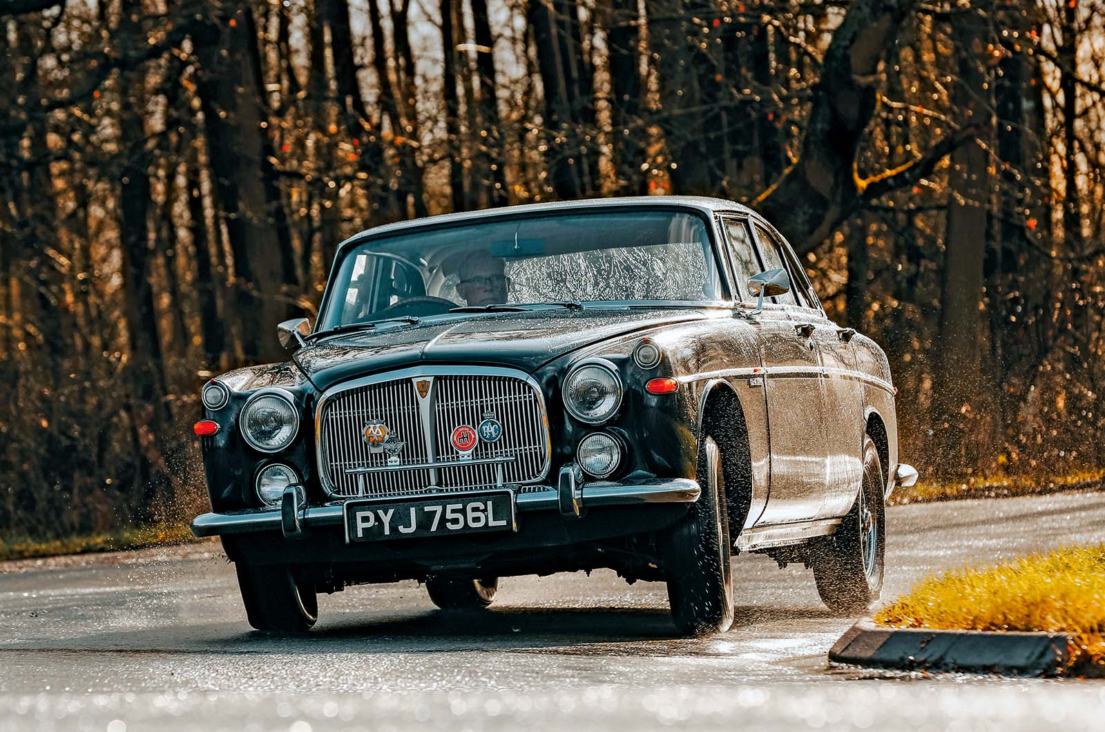 Classic & Sports Car – Jaguar XJ6 2.8 vs Rover 3.5 Litre Coupé: changing of the guard