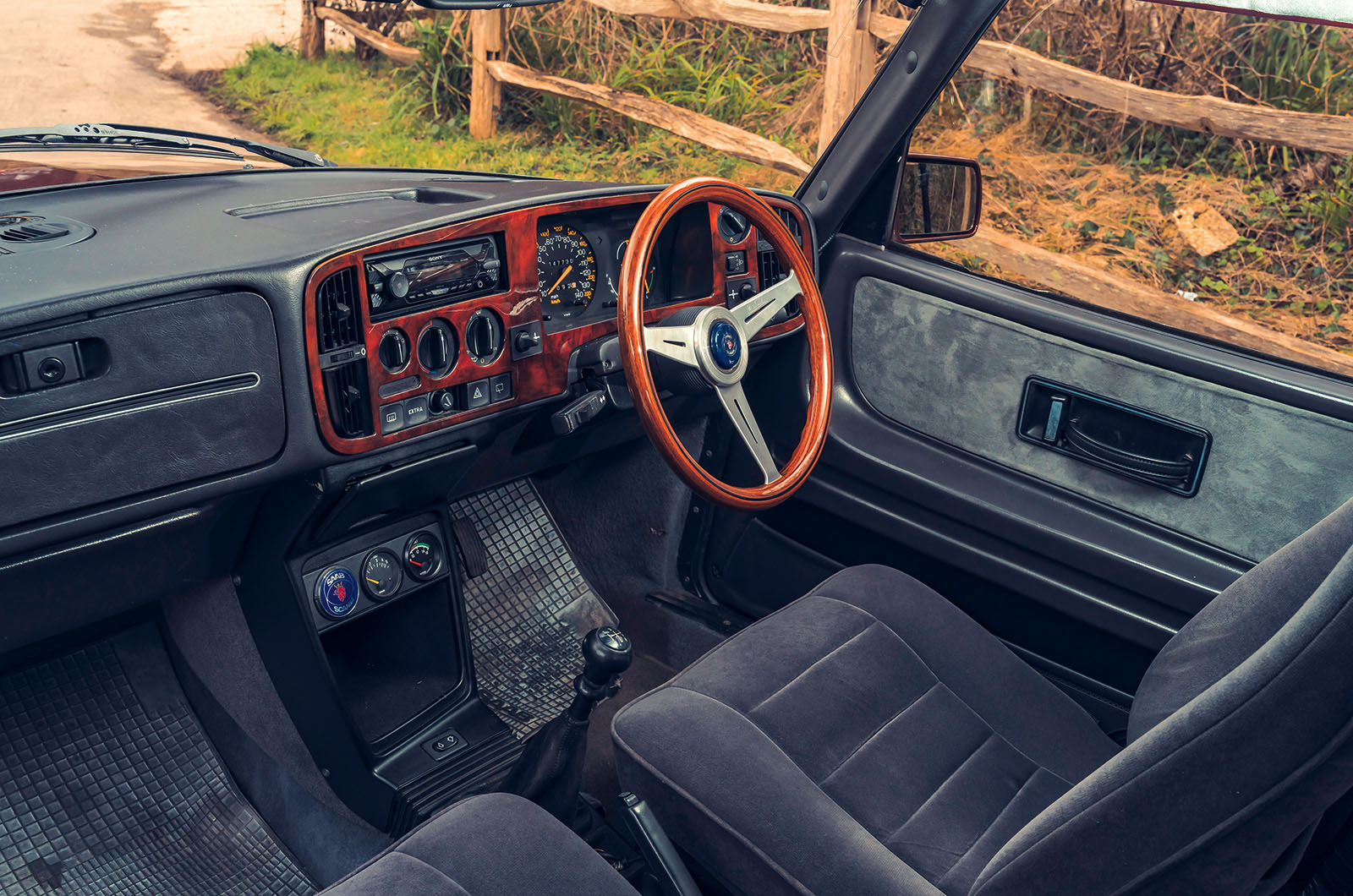 Classic & Sports Car – Saab 900s: safe as houses