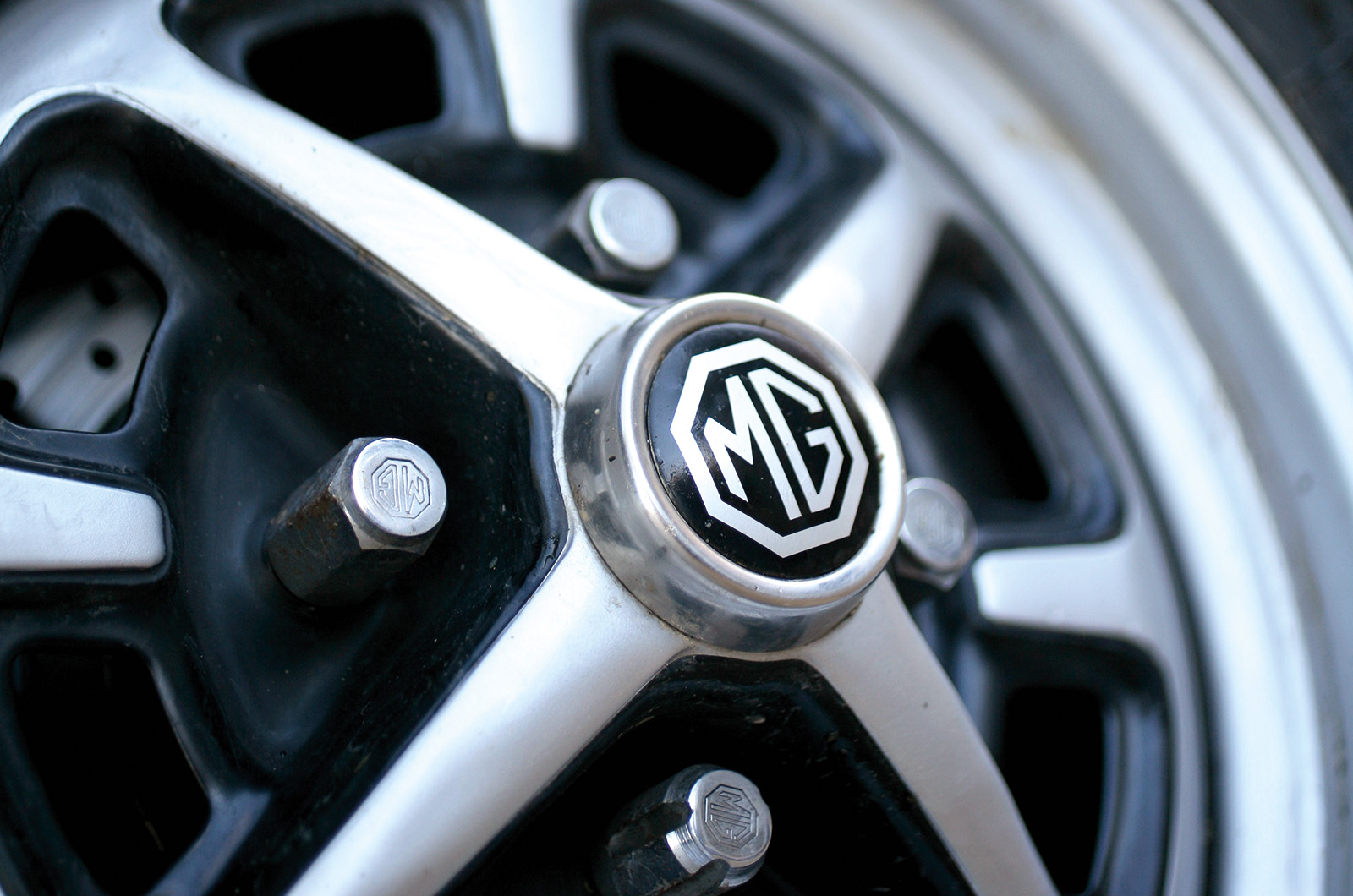 Classic & Sports Car – MGB GT vs Triumph TR7 vs Reliant Scimitar GTE: all-weather heroes