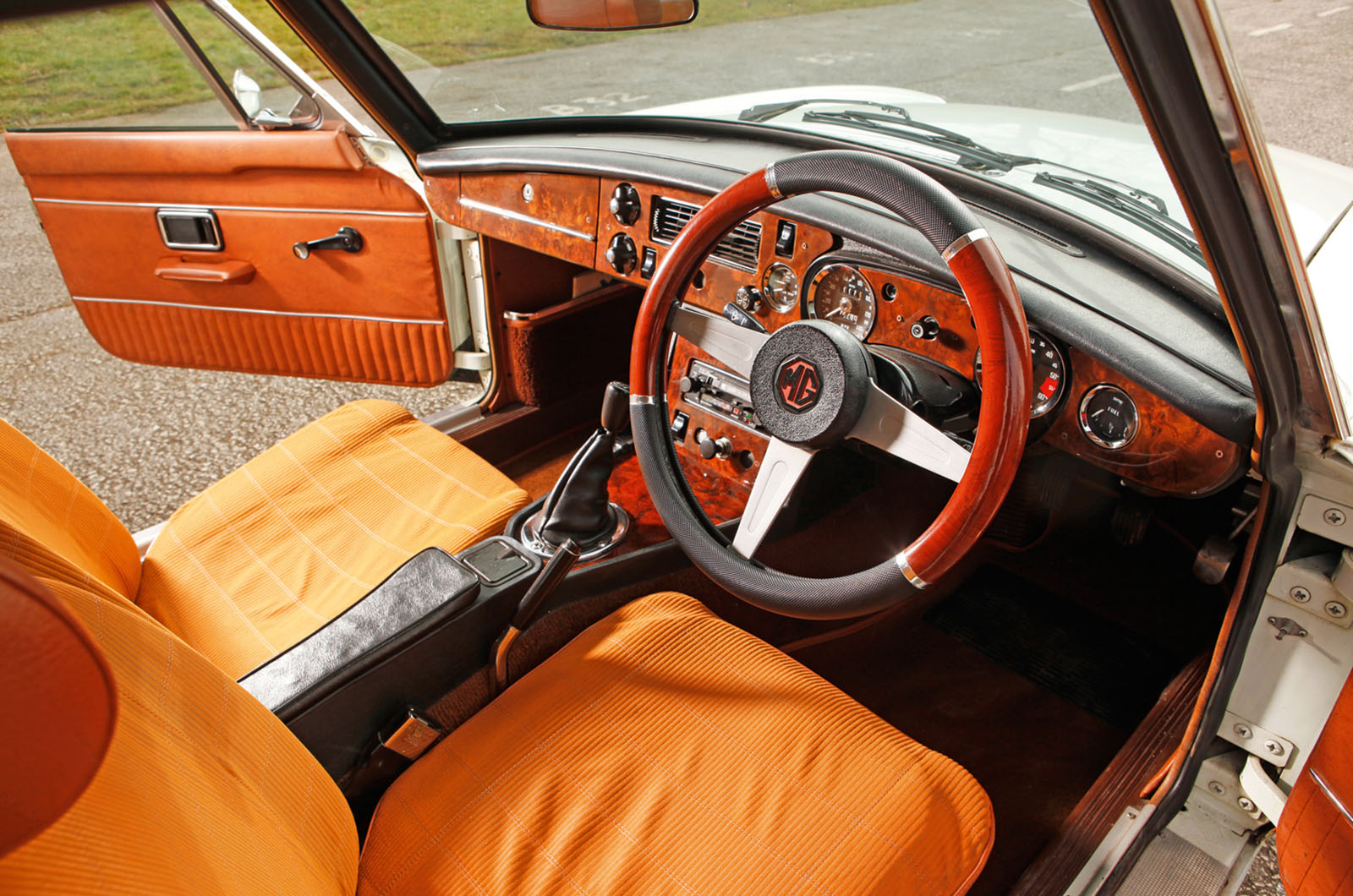 Classic & Sports Car – MGB GT V8 vs Triumph Stag: in-house rivals