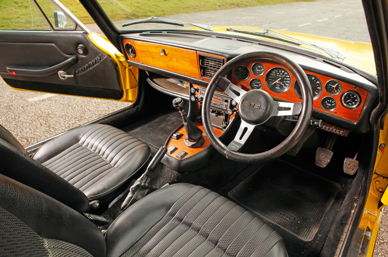 Classic & Sports Car – MGB GT V8 vs Triumph Stag: in-house rivals