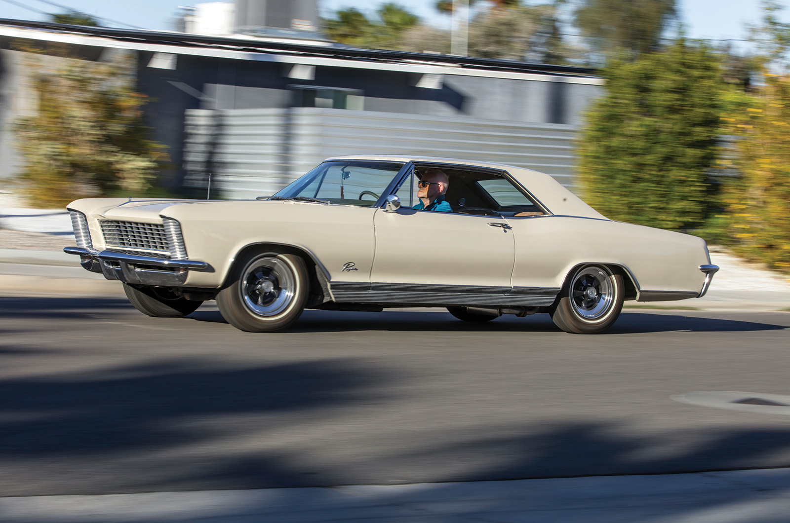 Classic & Sports Car – Buick Riviera vs Mercedes-Benz 250SE Coupé: cut to shape